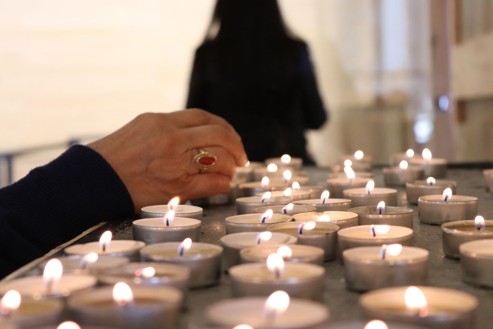 Canon EOS 200D (EOS Rebel SL2 / EOS Kiss X9) sample photo. Candles, church, prayer photography