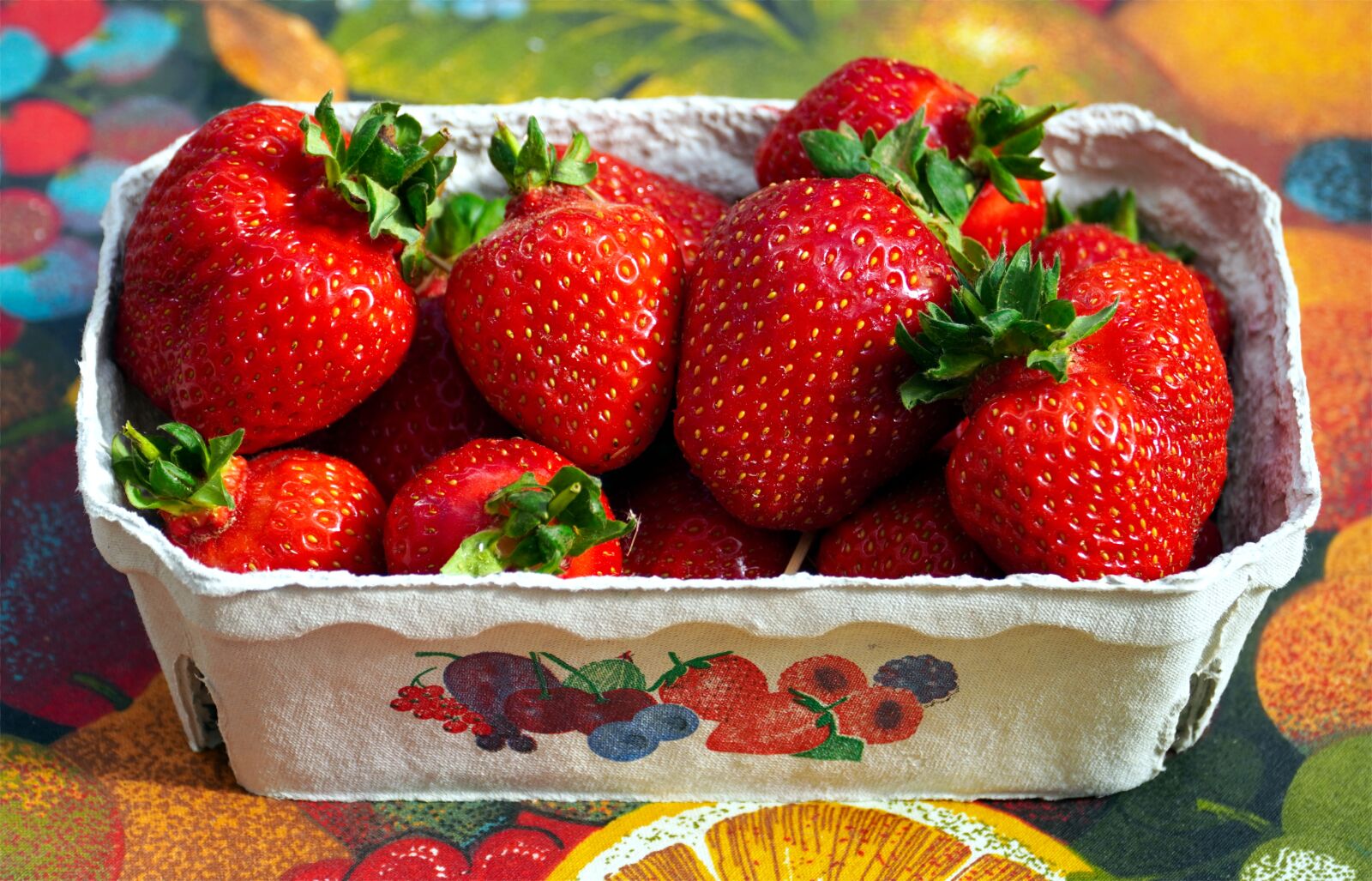 Sony a6400 + Sony E PZ 18-105mm F4 G OSS sample photo. Strawberries, fresh, fruit photography