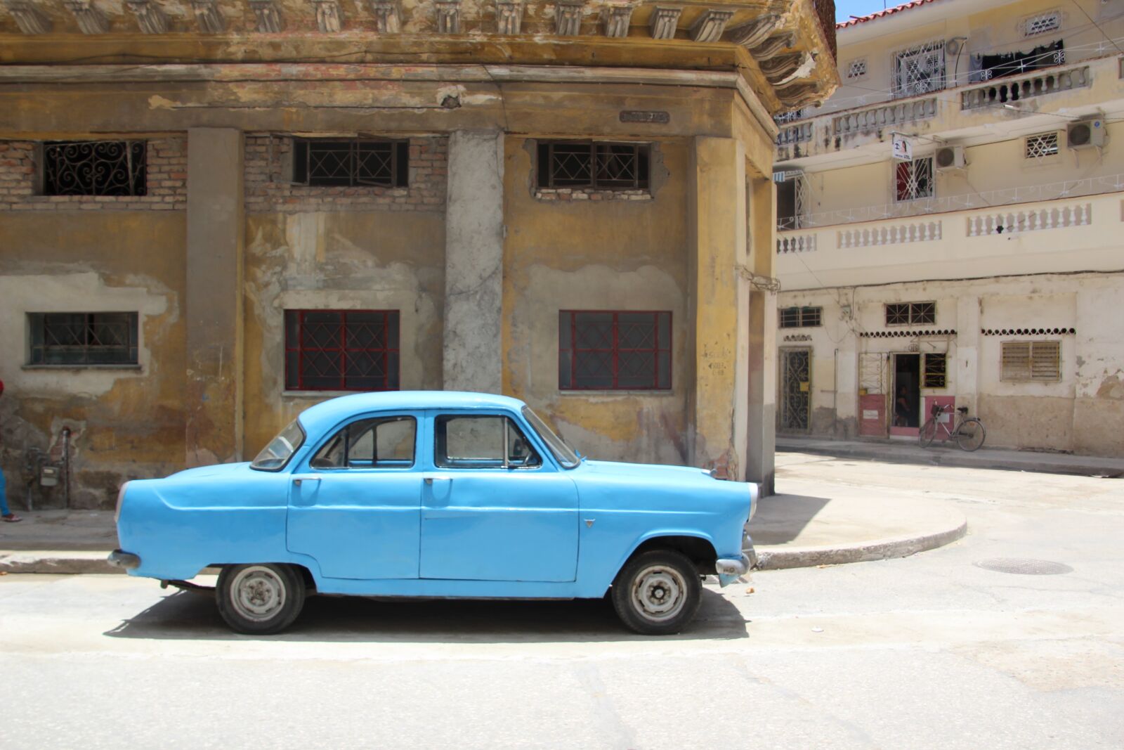 Canon EOS 600D (Rebel EOS T3i / EOS Kiss X5) sample photo. Cuba, oldtimer, blue photography