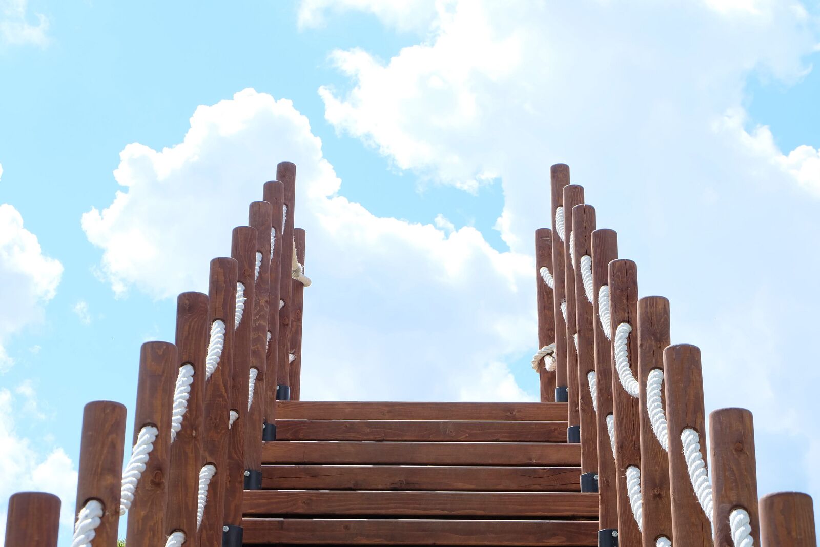 Fujifilm X-A2 + Fujifilm XC 16-50mm F3.5-5.6 OIS II sample photo. Sky, ladder, stairs photography