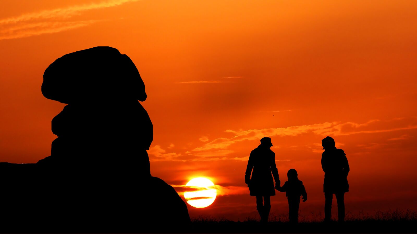Panasonic Lumix DMC-FZ200 sample photo. Sunset, rock, promenade photography