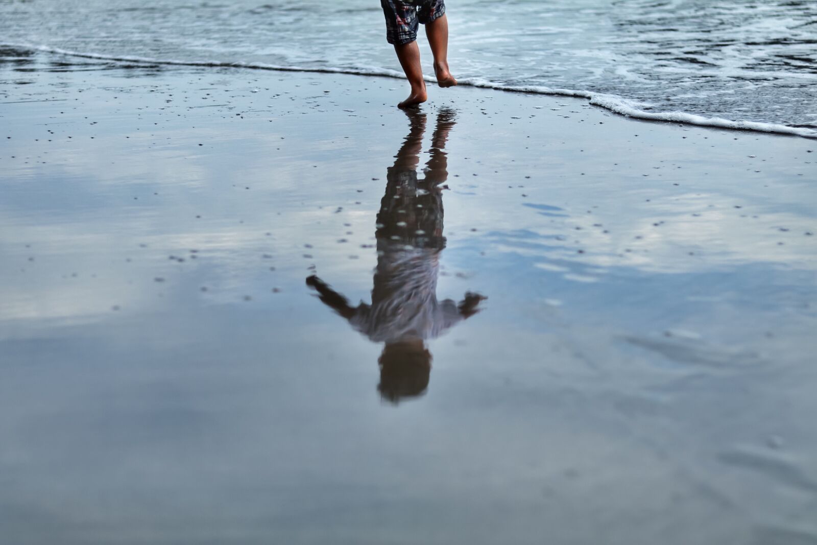 Canon EF 50mm F1.8 STM sample photo. Sea, kids, wave photography
