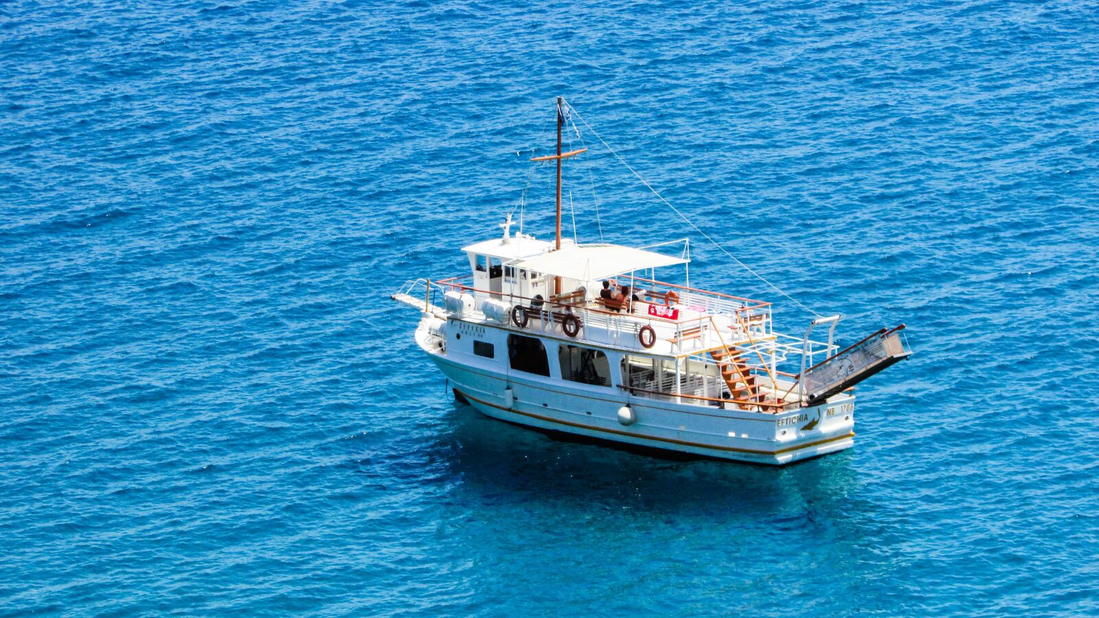 Canon PowerShot SX400 IS sample photo. Boat, floating, shadow photography