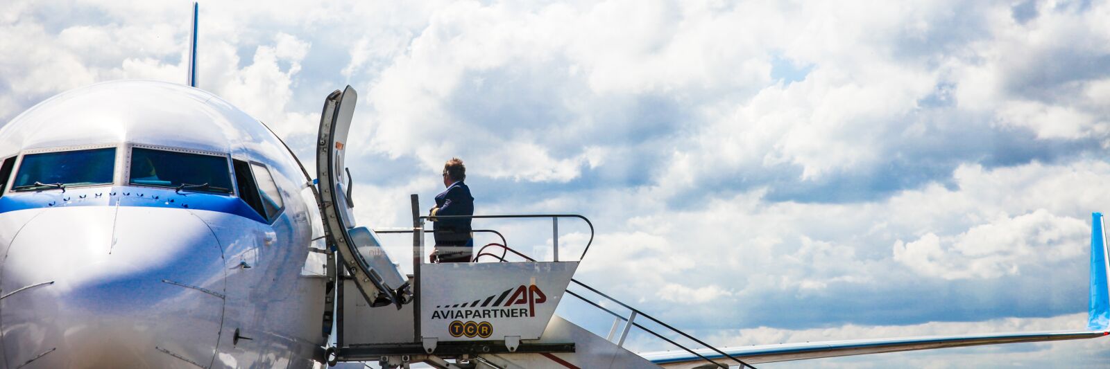 Canon EOS 5D Mark II sample photo. Düsseldorf, airport, flying photography