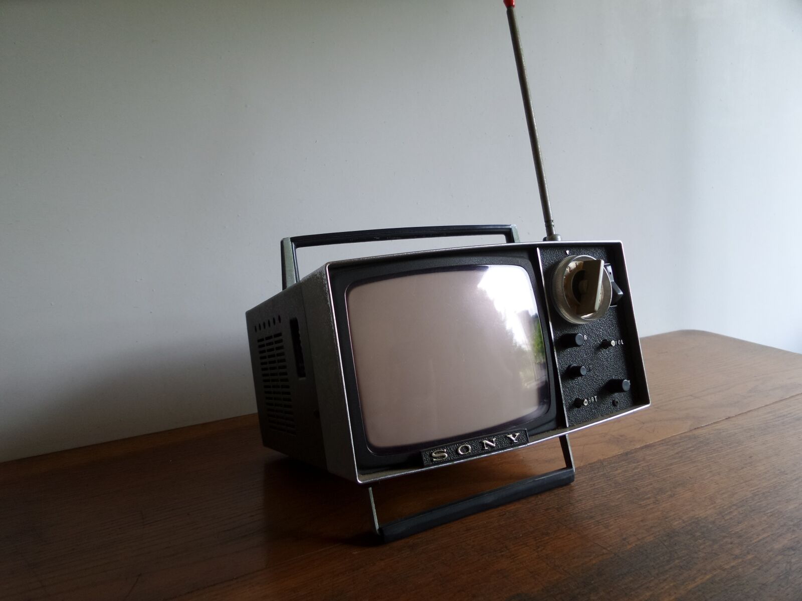 Samsung Galaxy K Zoom sample photo. Vintage, television, japanese photography