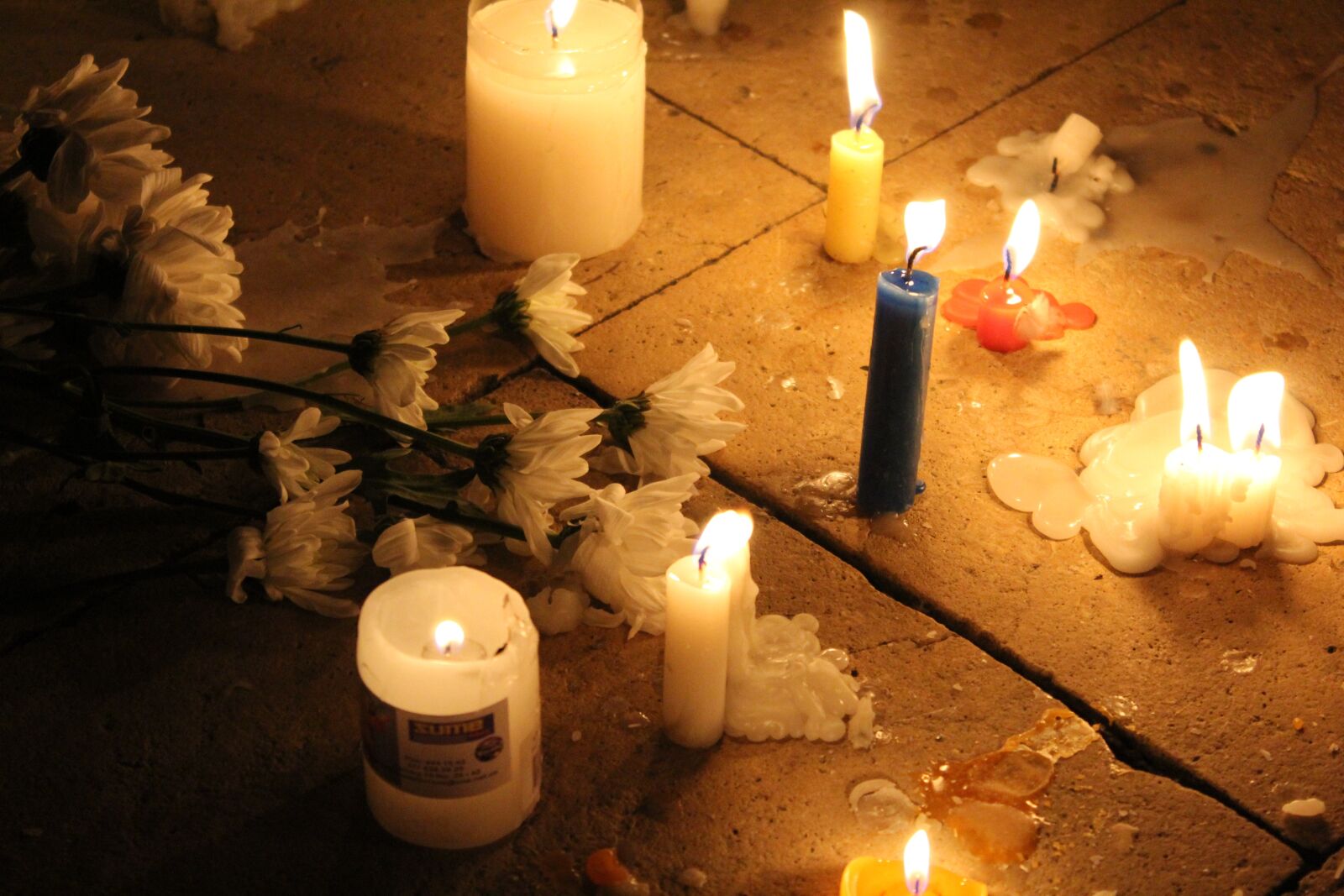 Canon EOS 1300D (EOS Rebel T6 / EOS Kiss X80) sample photo. Candles, flowers, white photography