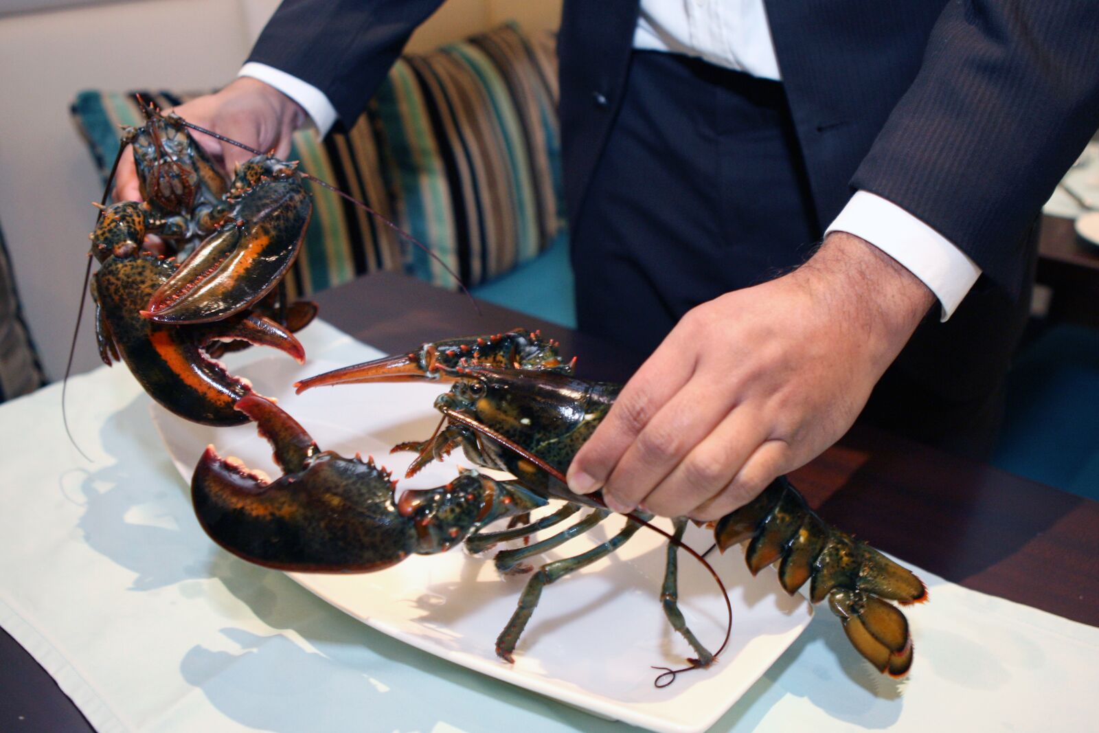 Canon EOS-1D Mark III sample photo. Lobster live in restaurant photography