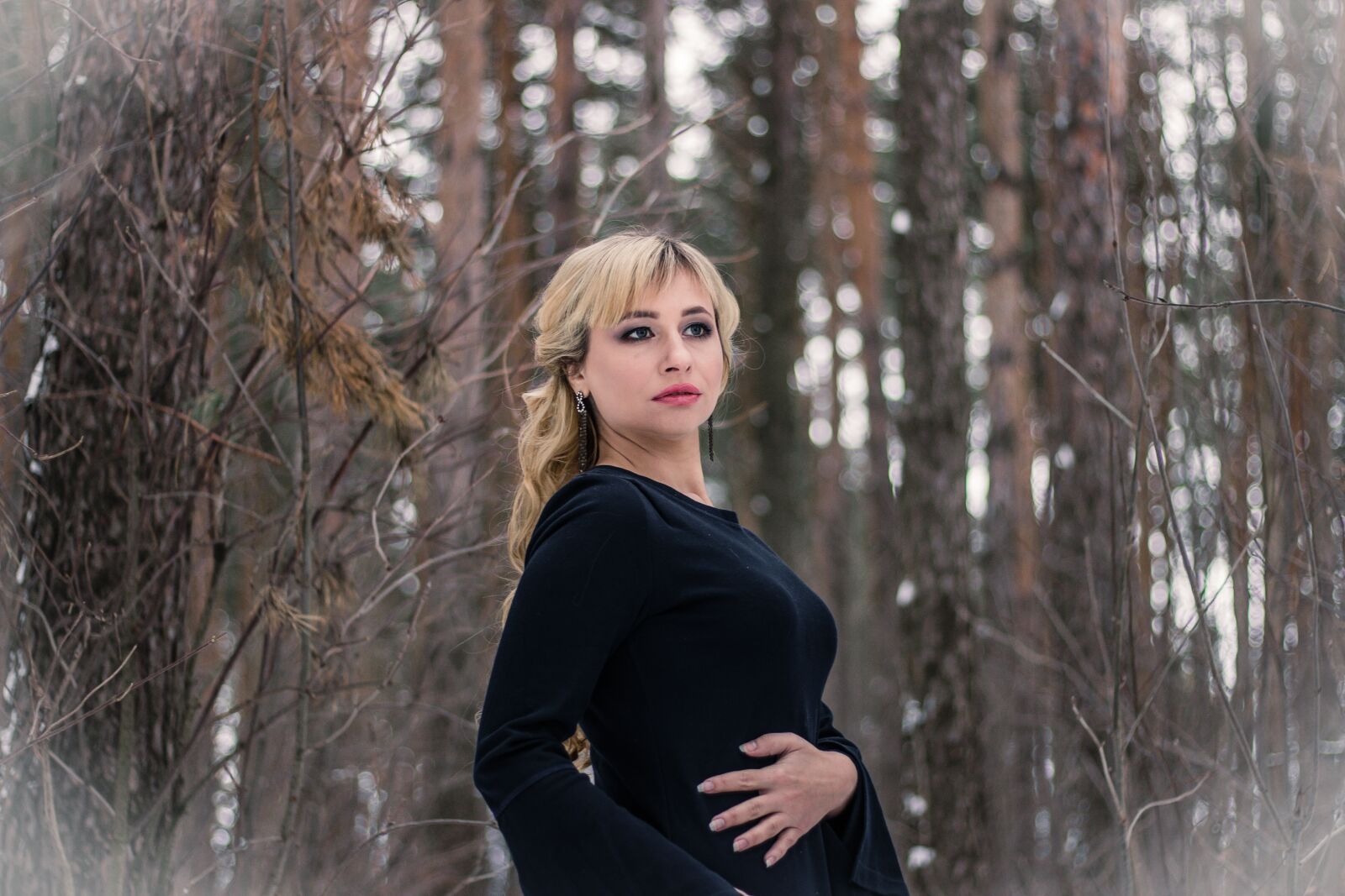 Canon EOS 600D (Rebel EOS T3i / EOS Kiss X5) + Canon EF 50mm F1.8 STM sample photo. Black dress, forest, blonde photography