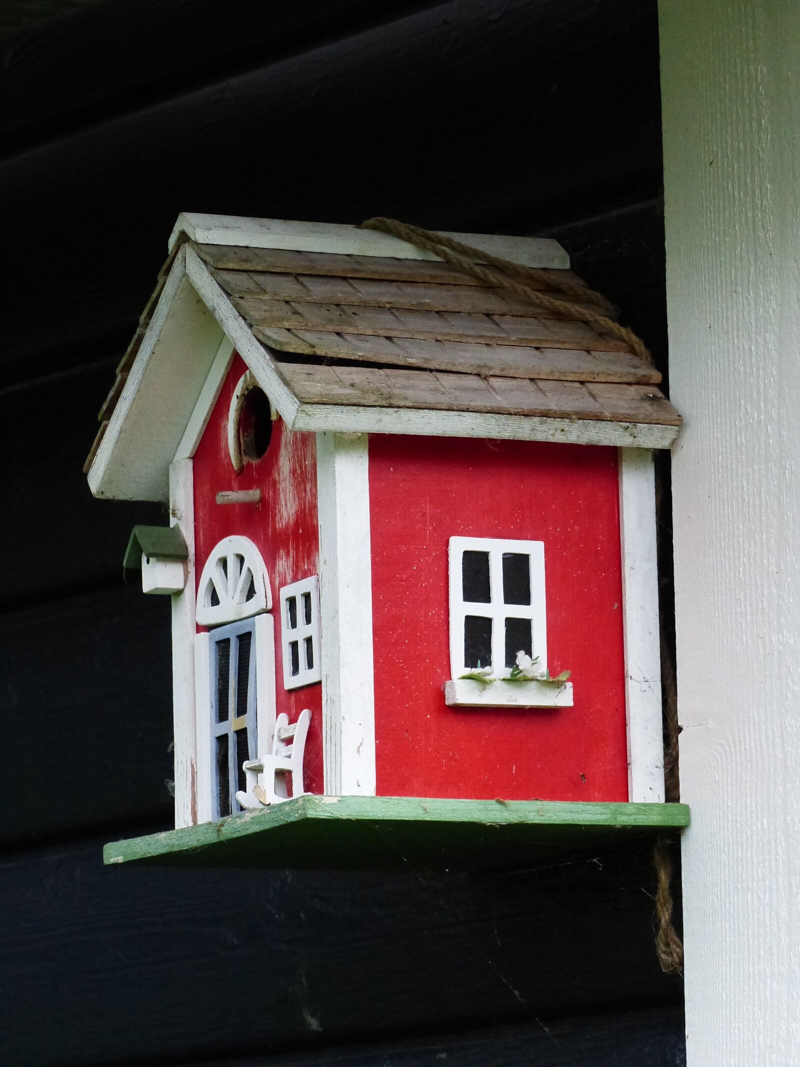 Panasonic Lumix DMC-FZ200 sample photo. Birdhouse, house, colors photography