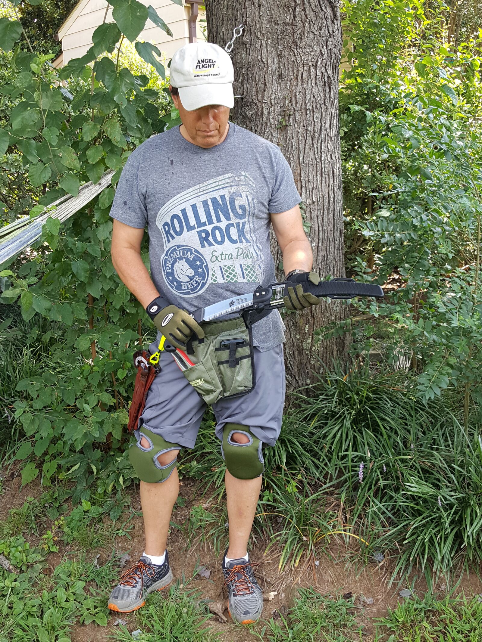 Samsung Galaxy Note5 sample photo. Man gardening, gardening tools photography