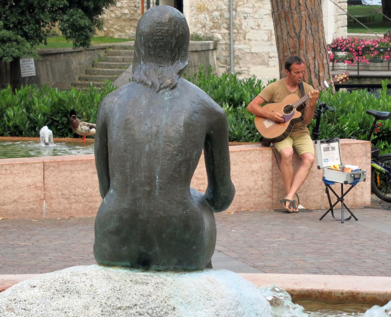 Canon PowerShot S110 sample photo. Guitar, viewers, artists photography
