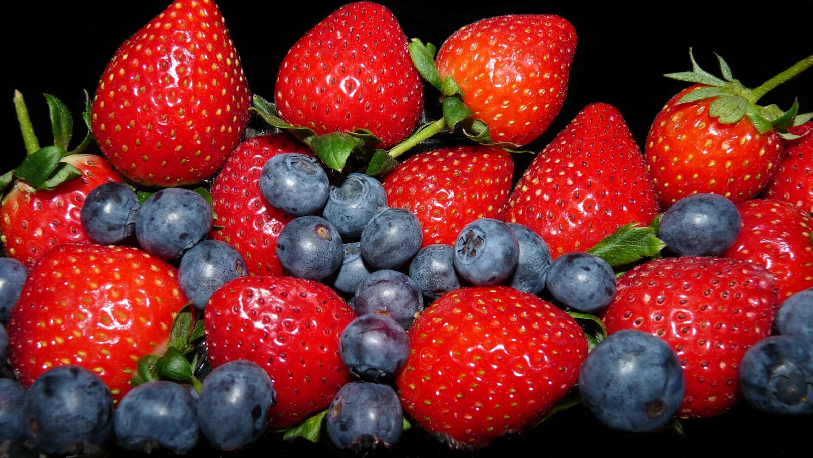 Panasonic Lumix DMC-FZ28 sample photo. Berries, strawberries, blueberries photography