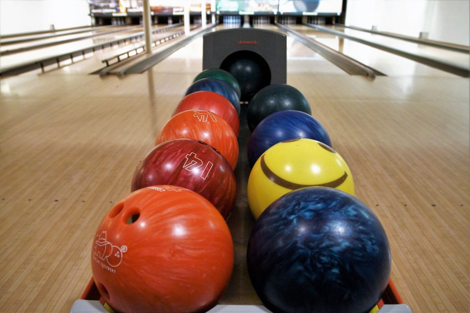 Sony SLT-A58 sample photo. Bowling, bowling balls, sport photography
