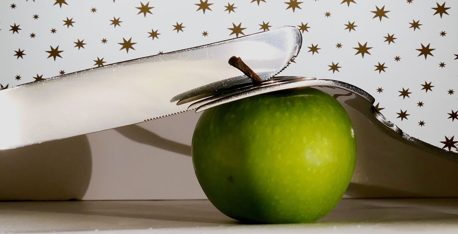 Panasonic Lumix DMC-LX10 (Lumix DMC-LX15) sample photo. Apple, cutlery, knife photography
