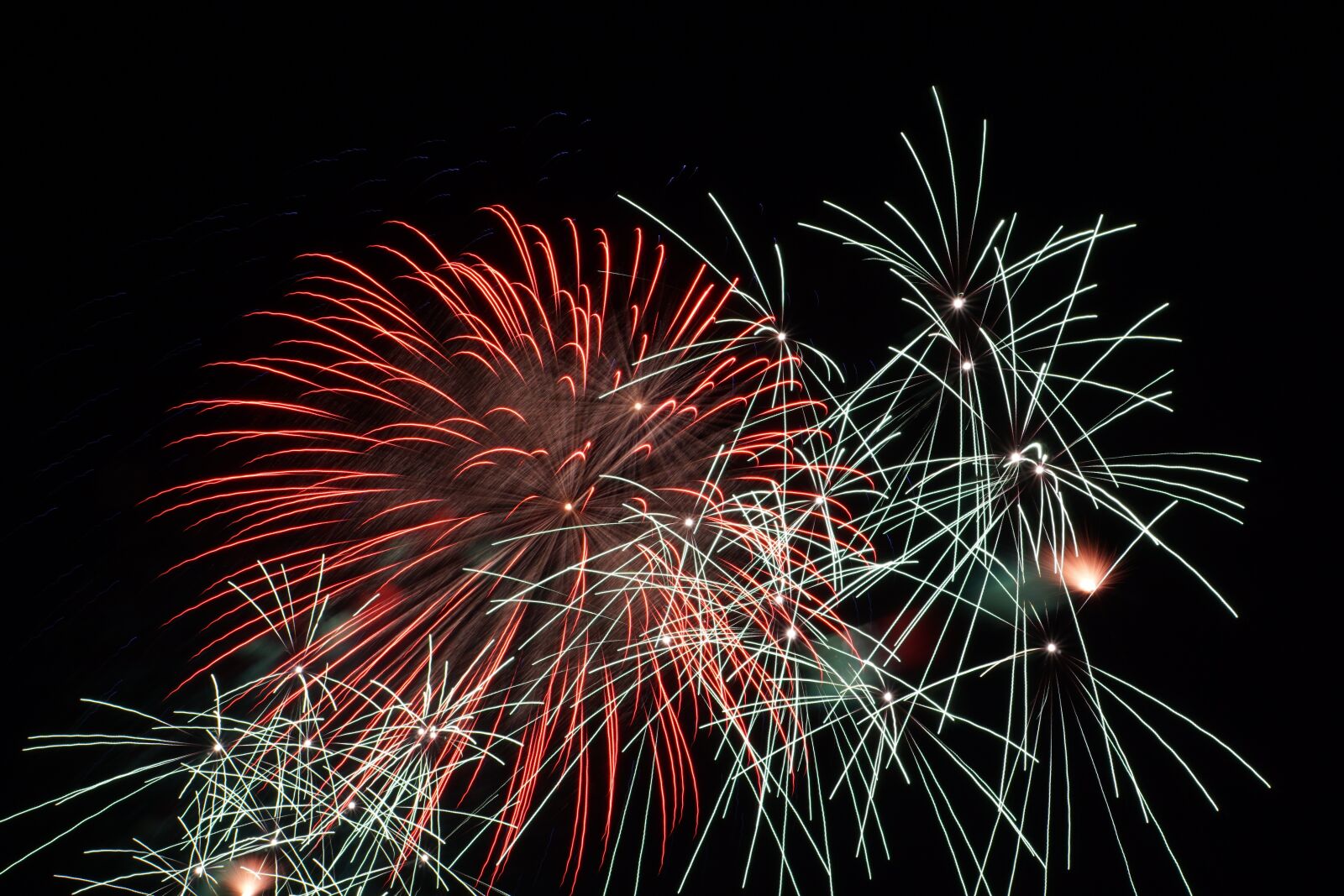 Sony E 18-200mm F3.5-6.3 OSS sample photo. Fireworks in knokke, fireworks photography