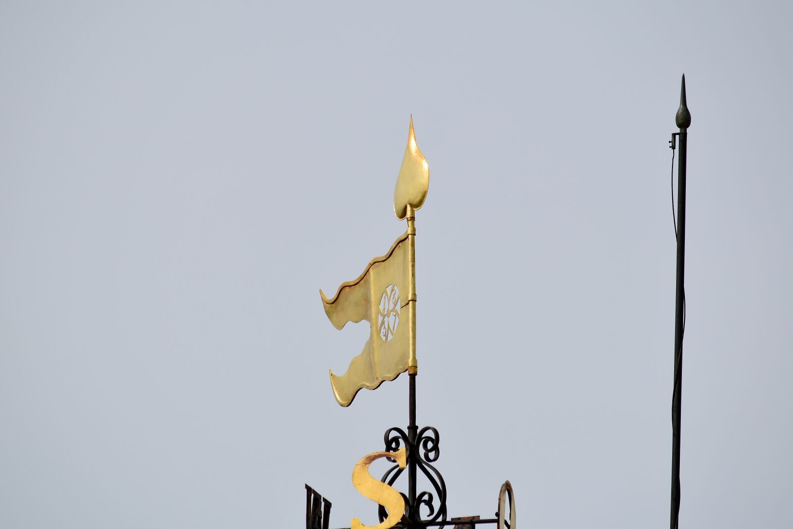 Nikon D5500 sample photo. Exterior, gold, high, symbol photography
