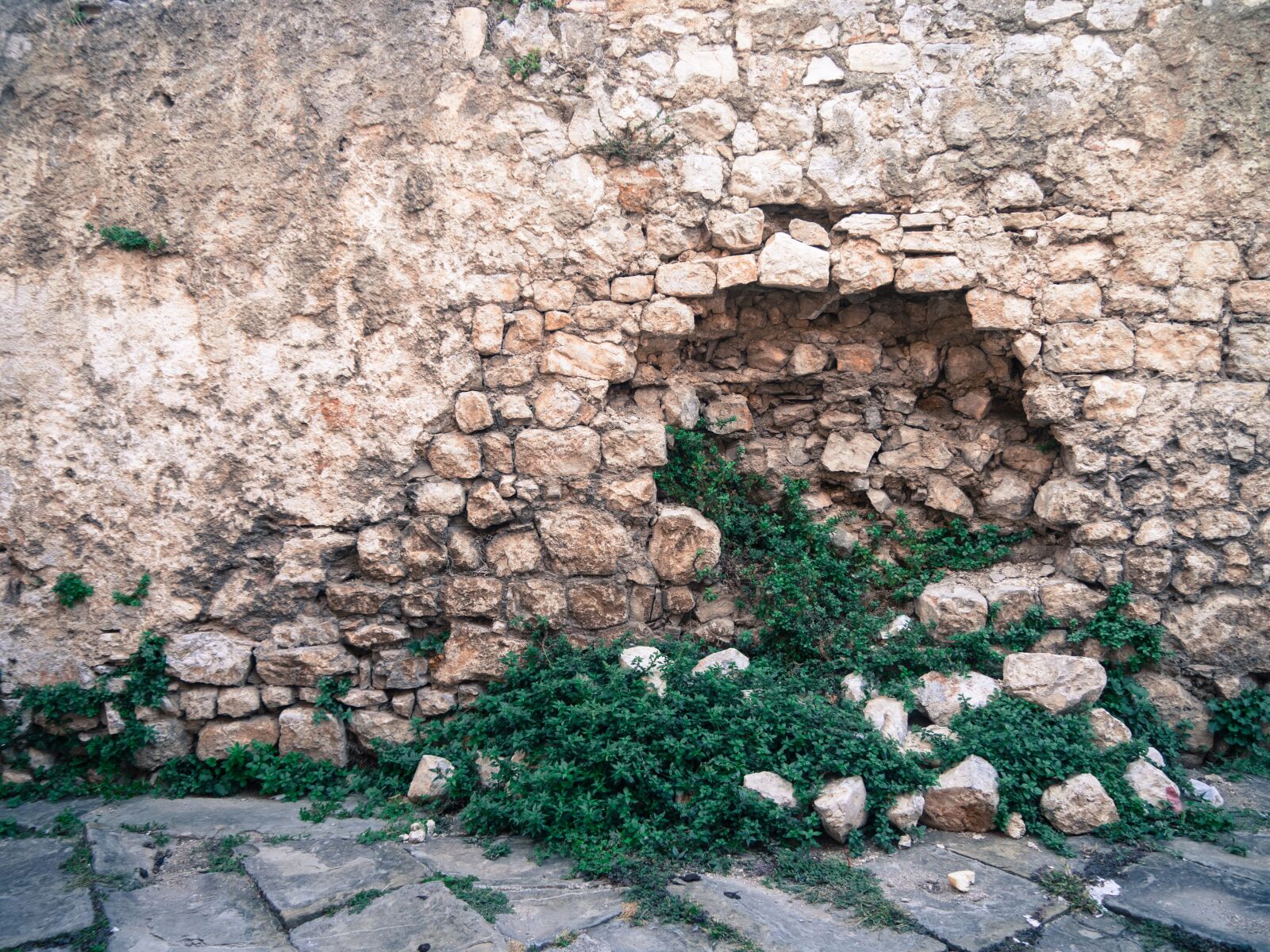 Olympus OM-D E-M10 II sample photo. Wall, stone, hole photography
