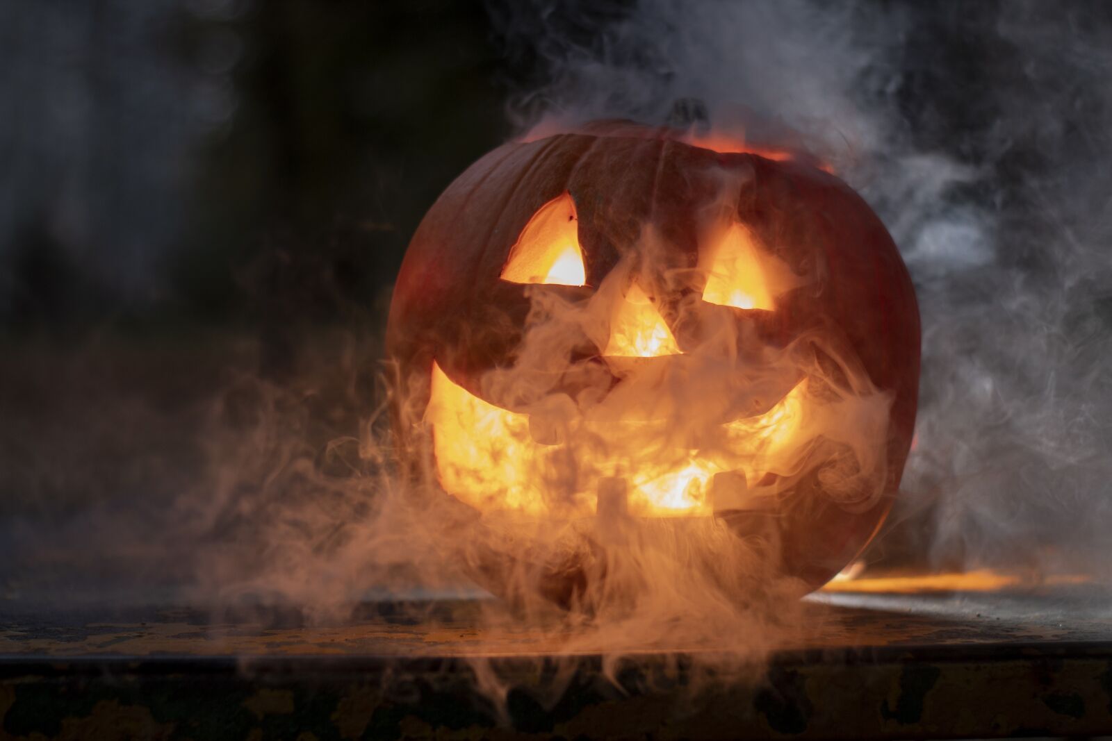 Canon EOS 1300D (EOS Rebel T6 / EOS Kiss X80) sample photo. Halloween, smoke, dark photography