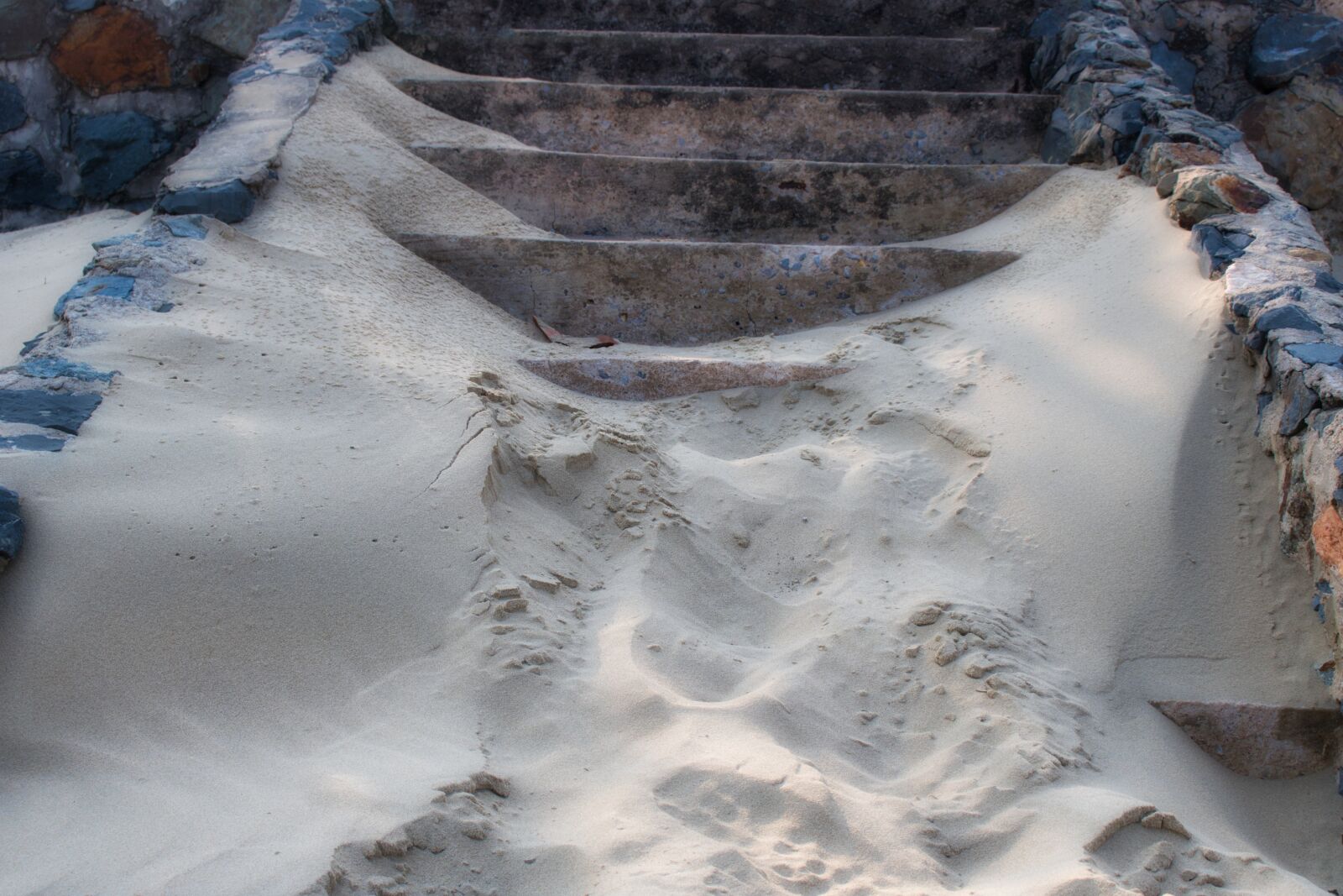 Canon EOS 750D (EOS Rebel T6i / EOS Kiss X8i) + Canon EF-S 18-55mm F3.5-5.6 IS STM sample photo. Sand, landscape, stairs photography