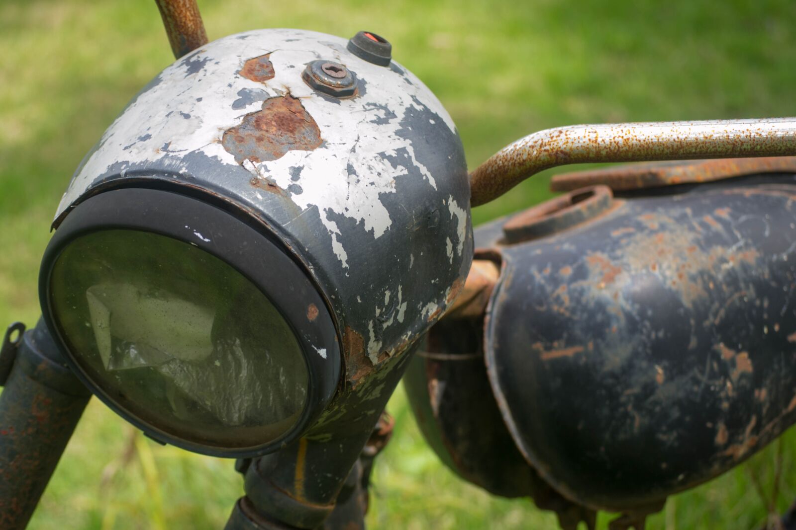 Nikon D3100 sample photo. Old bike, nostalgia, rusty photography