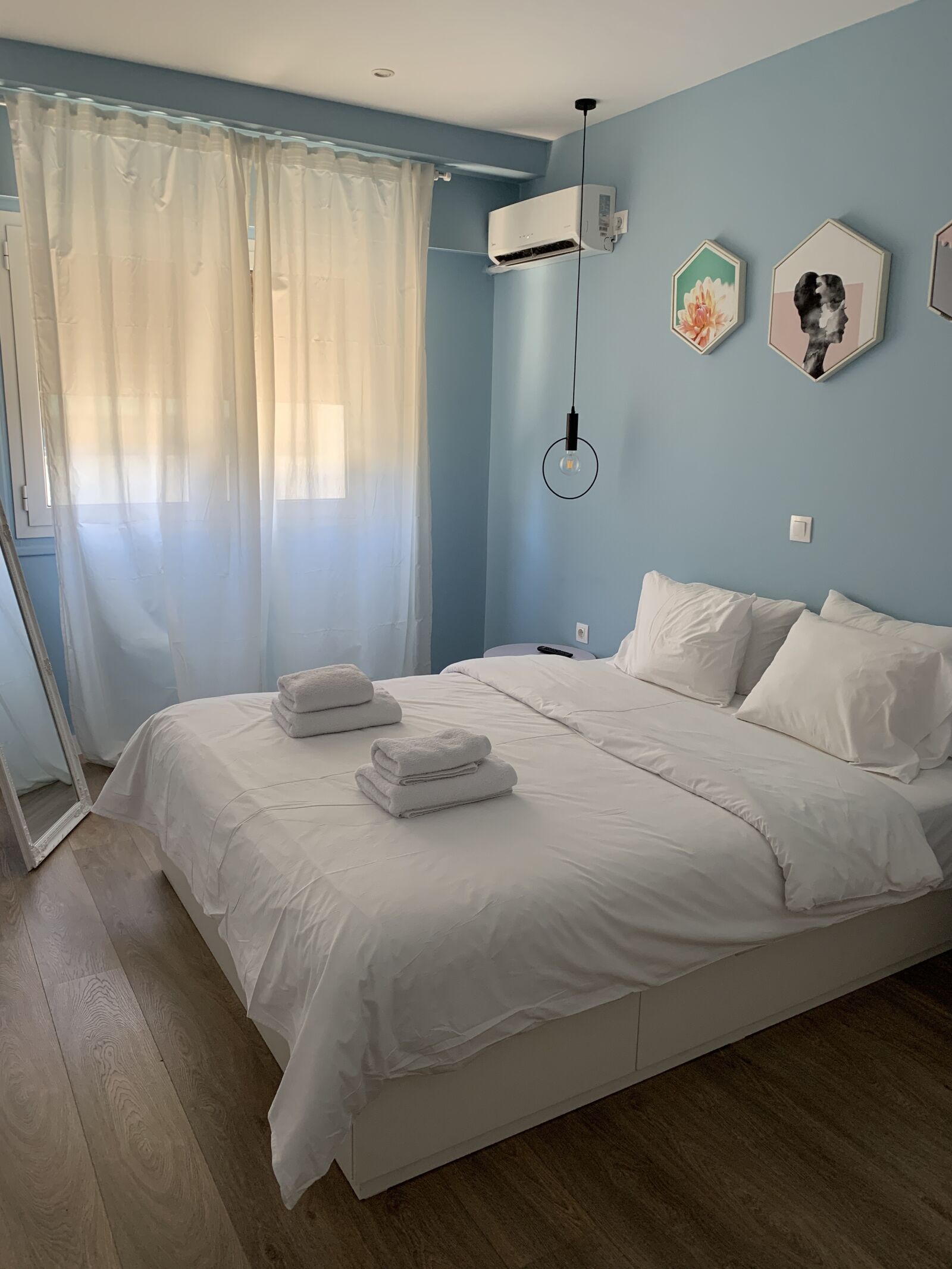 Apple iPhone XR sample photo. Room, greece, athens photography