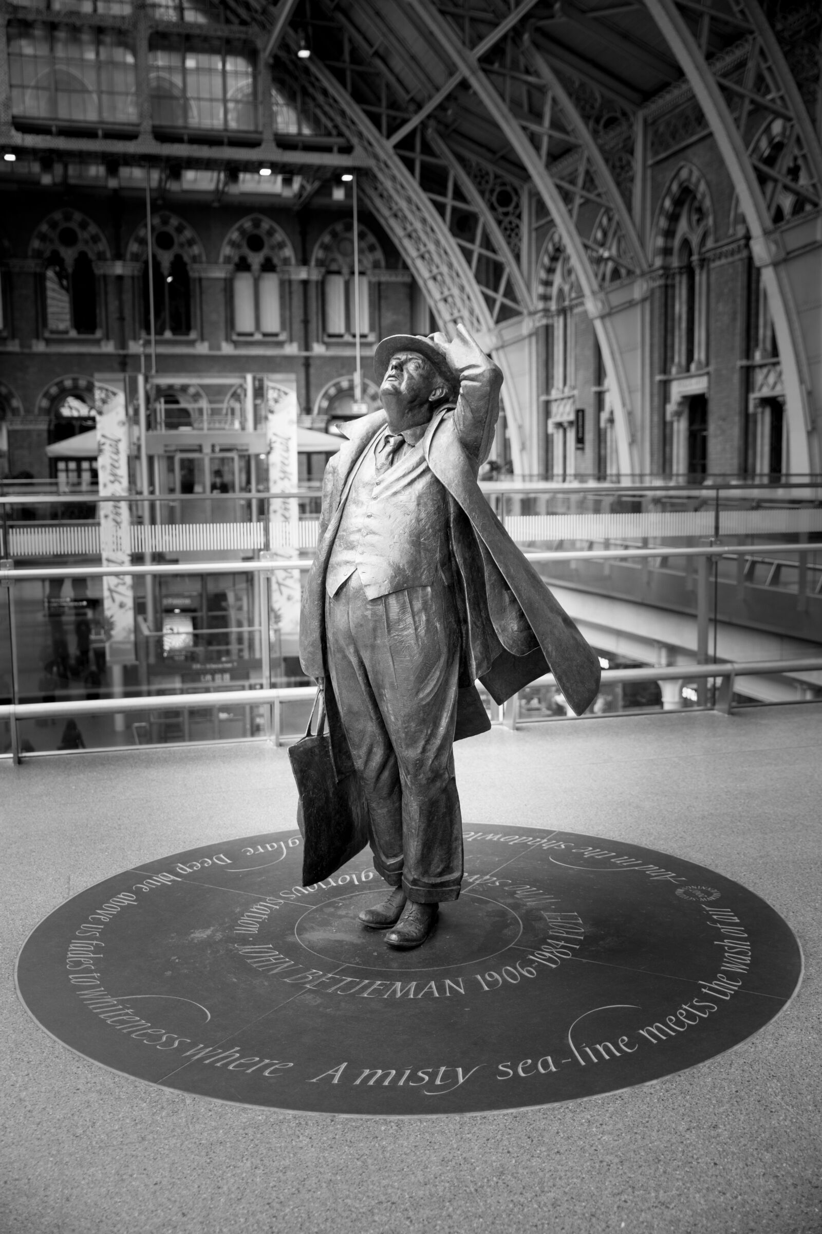 Sony a99 II sample photo. London, man, stature photography