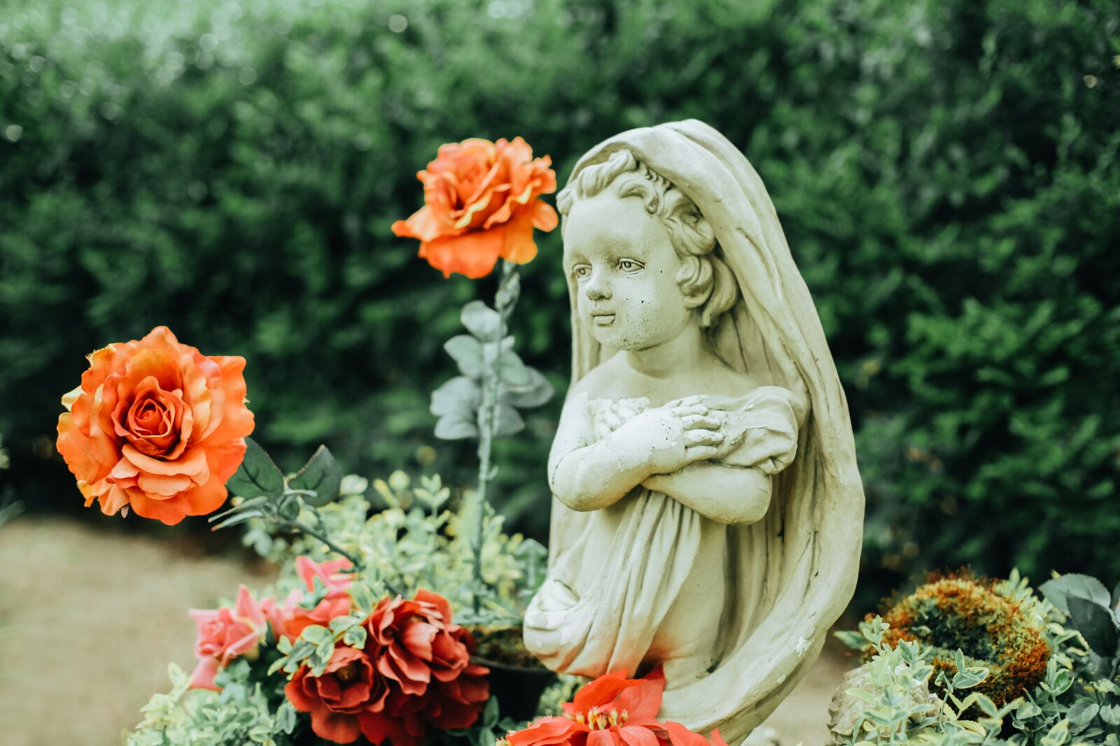 Canon EOS 5D Mark II sample photo. Cherub, grave, flowers photography