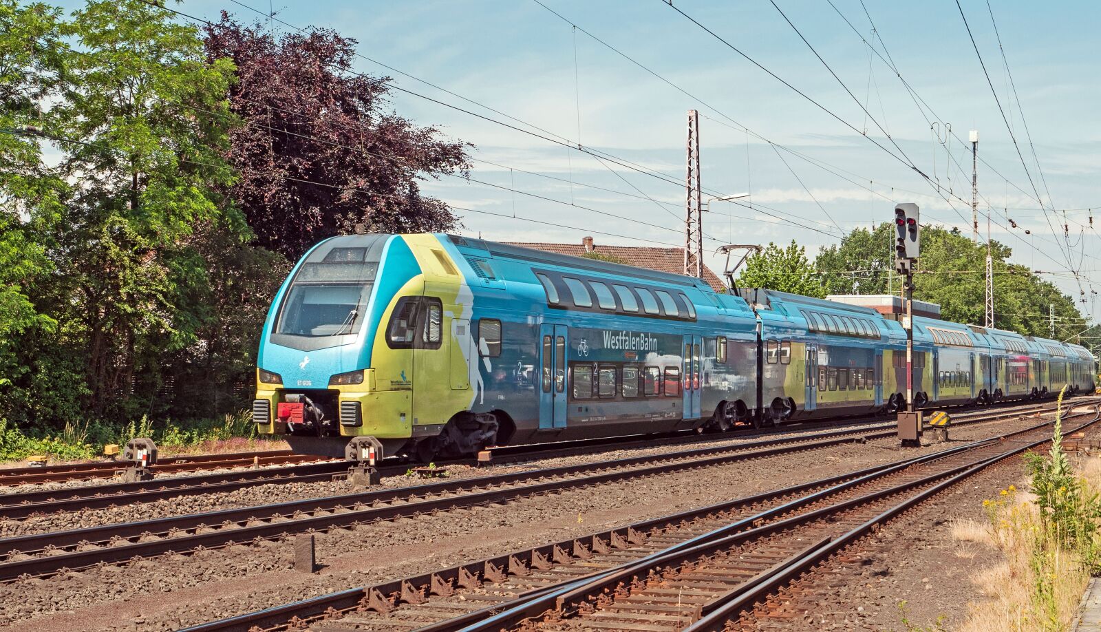 LEICA DG 12-60/F2.8-4.0 sample photo. Regional trains, double decker photography