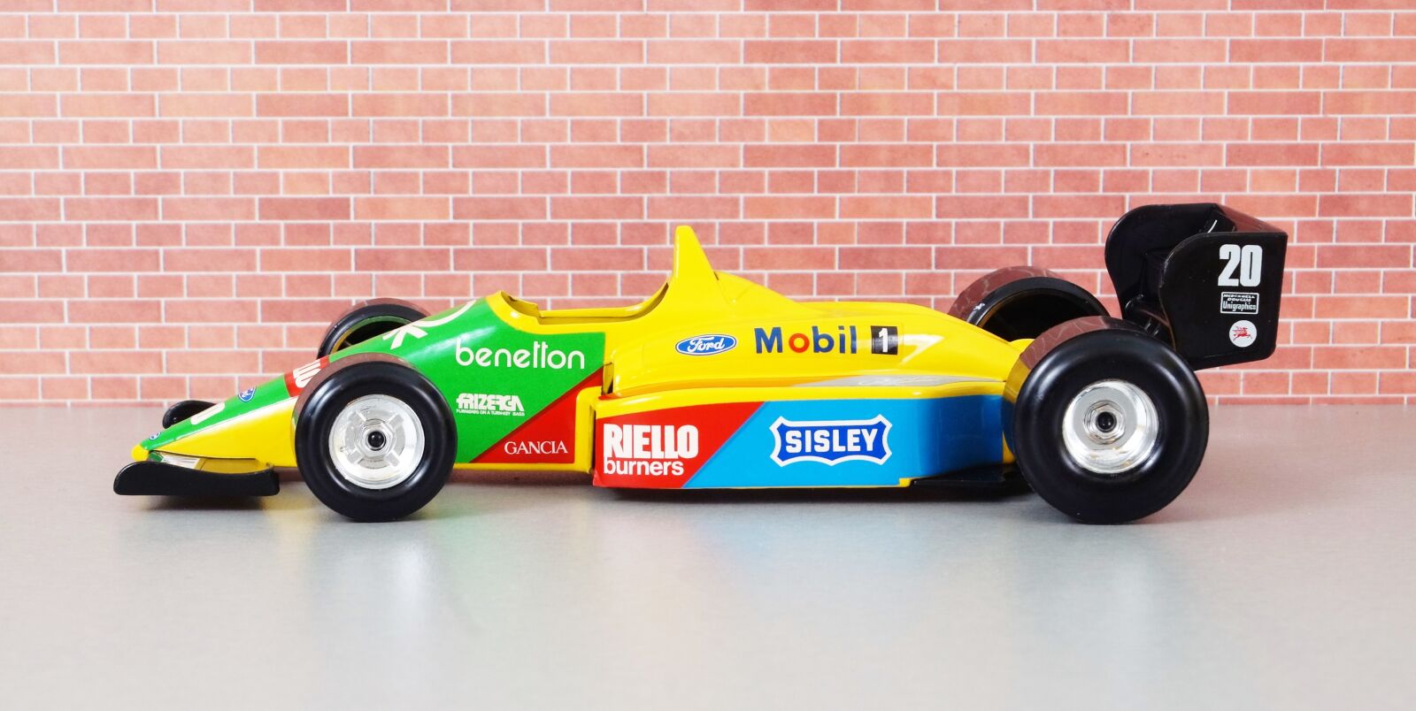 Sony DT 18-70mm F3.5-5.6 sample photo. Benetton, formula 1, michael schumacher photography