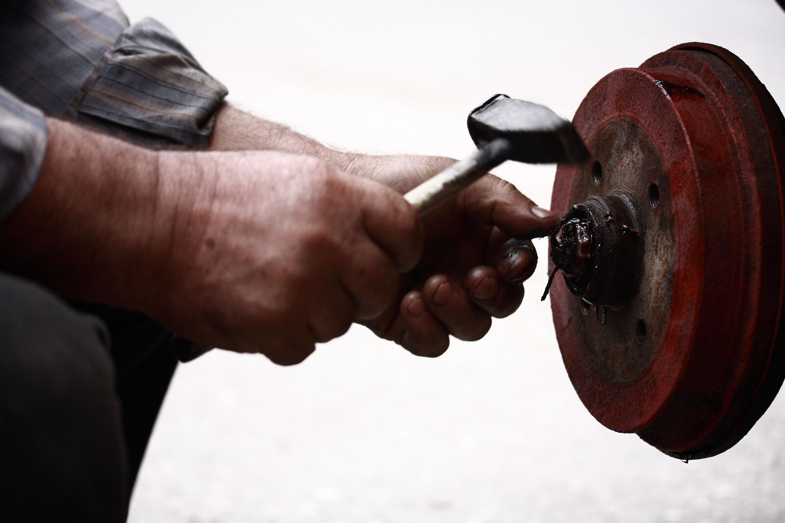 Canon EOS 40D sample photo. Car, repairman, hands photography