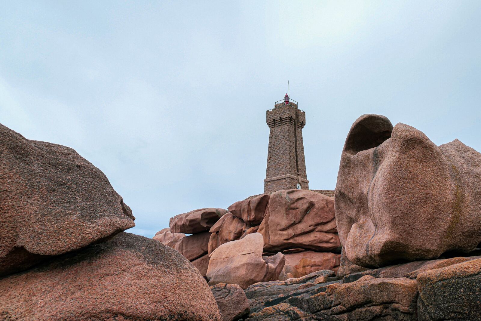 Panasonic Lumix DMC-FZ1000 sample photo. Lighthouse, rocks, beach photography