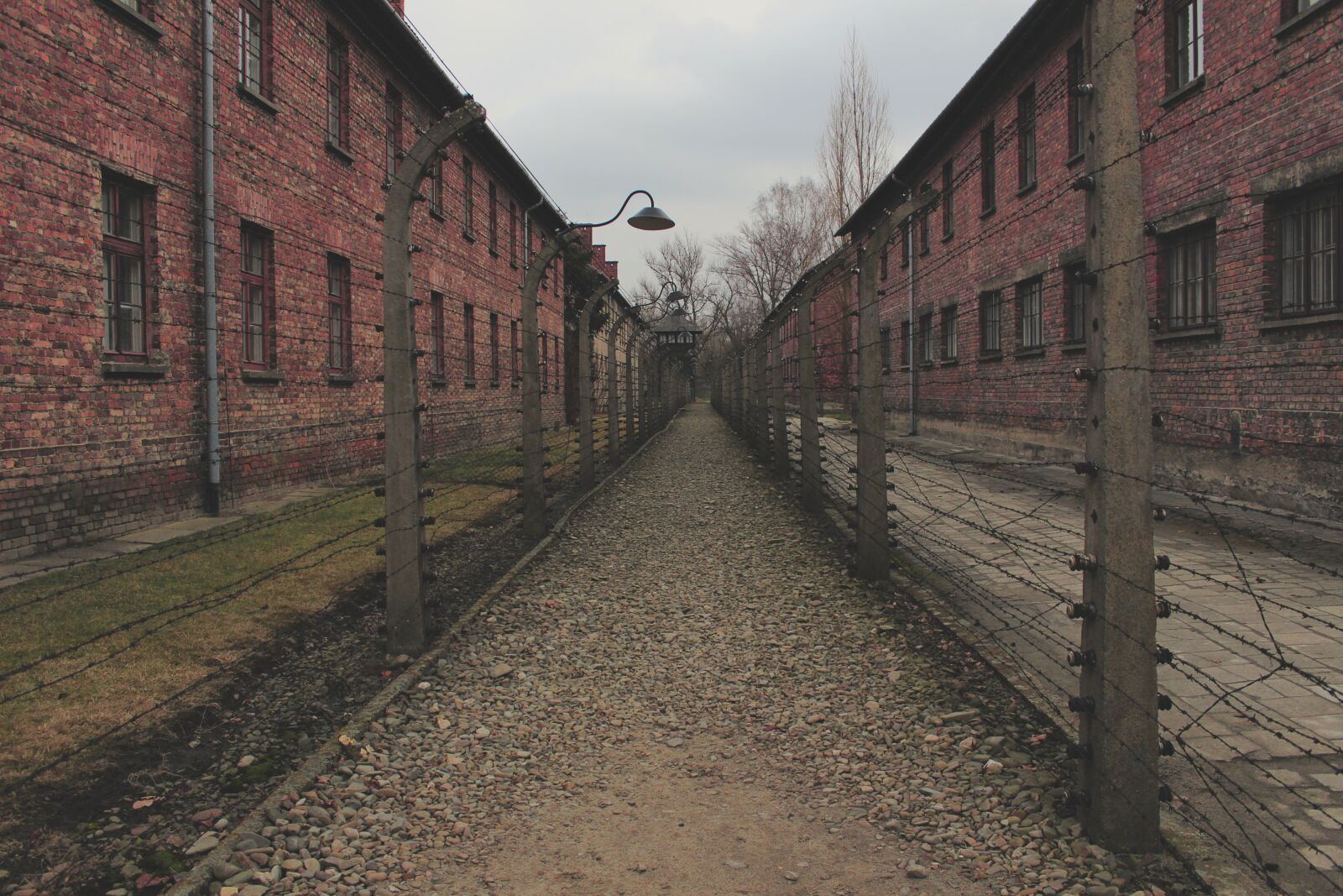 Canon EOS 600D (Rebel EOS T3i / EOS Kiss X5) sample photo. Old, brick, street photography