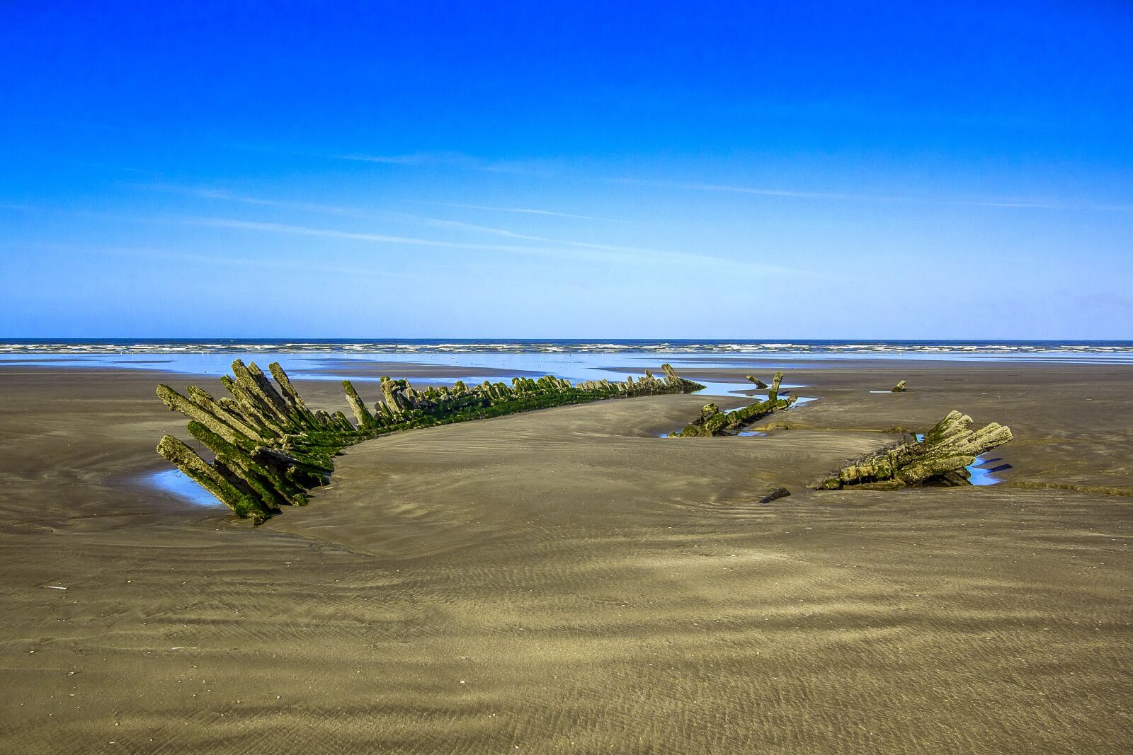 Canon EOS 60D + Canon EF-S 10-22mm F3.5-4.5 USM sample photo. Wreck, ship, beach photography