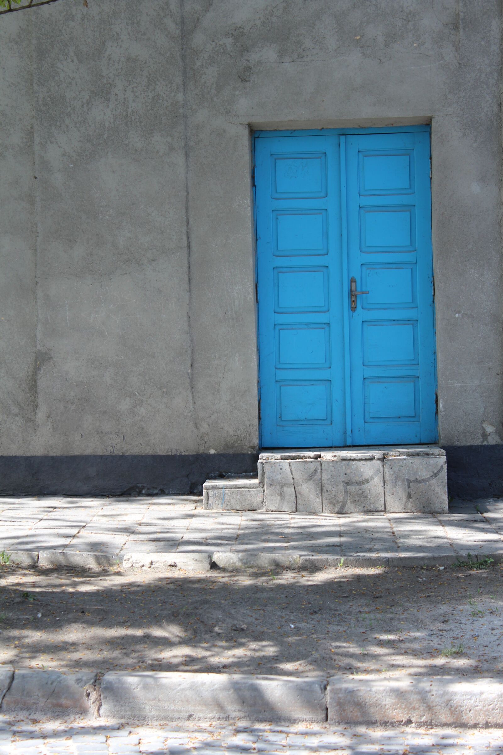 Canon EOS 600D (Rebel EOS T3i / EOS Kiss X5) sample photo. Blue, door, colour block photography