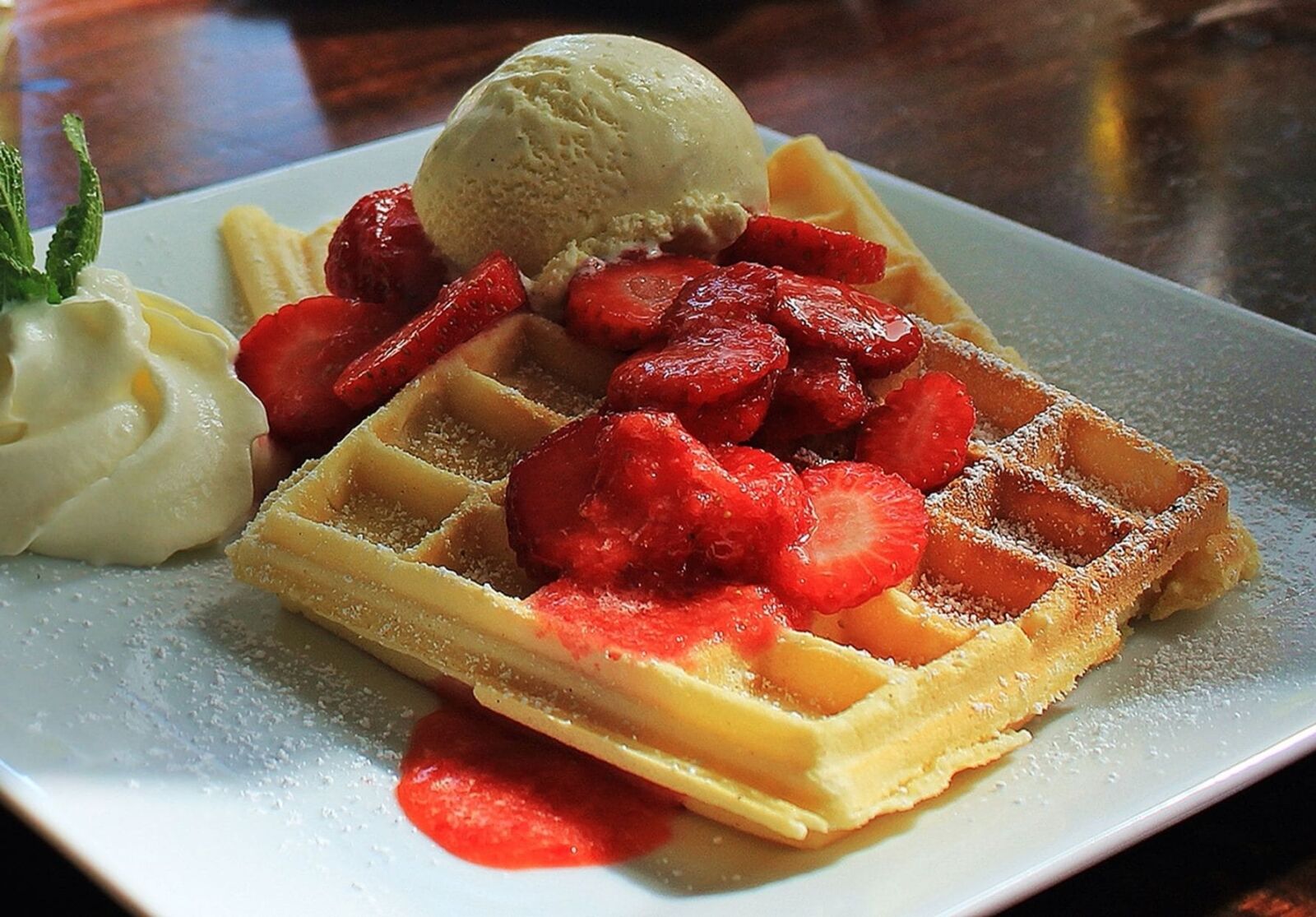 Canon EOS 550D (EOS Rebel T2i / EOS Kiss X4) sample photo. Food, strawberry, delicious, cream photography