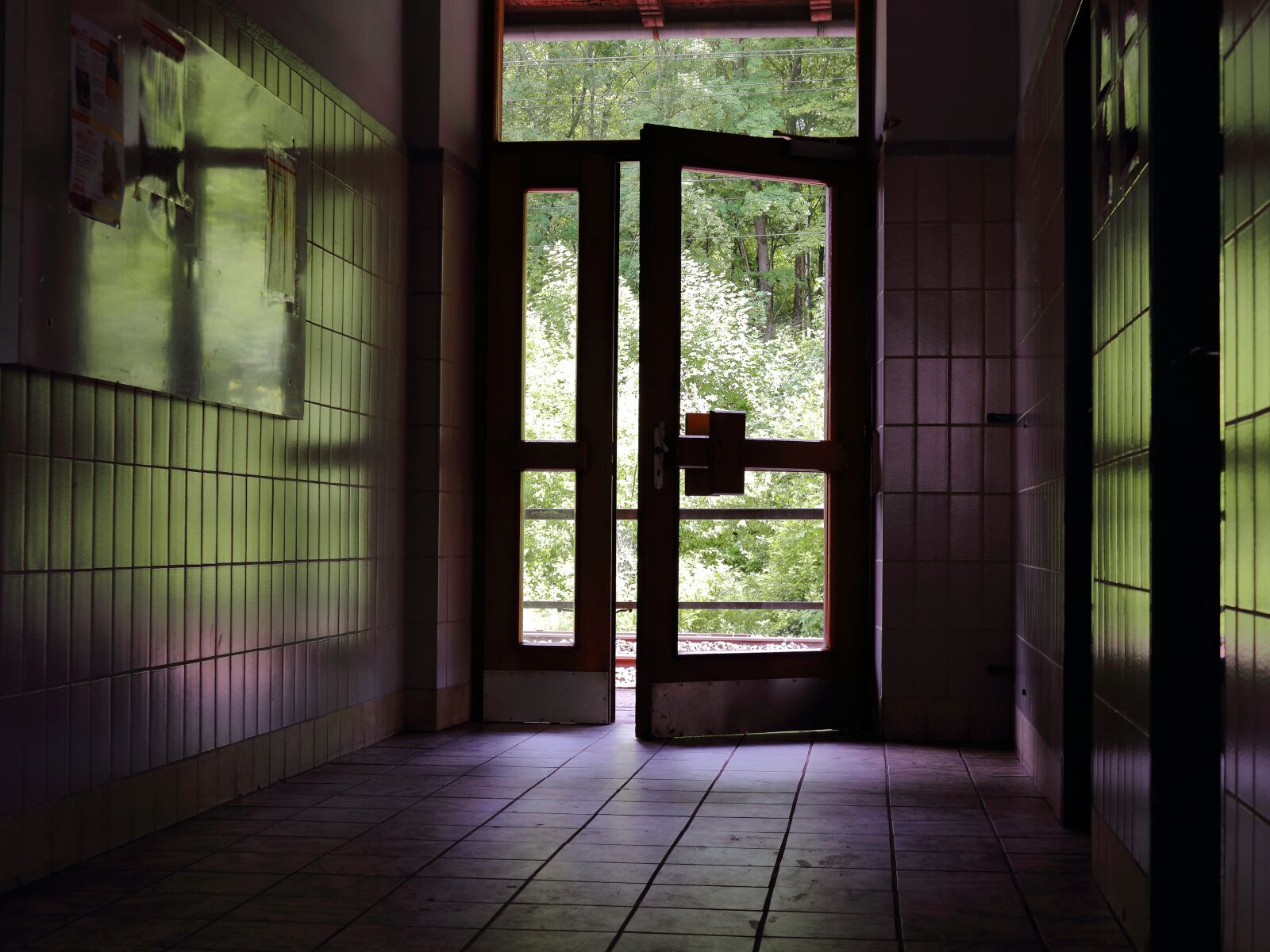 Canon EOS 1300D (EOS Rebel T6 / EOS Kiss X80) sample photo. Door, light, ruin photography
