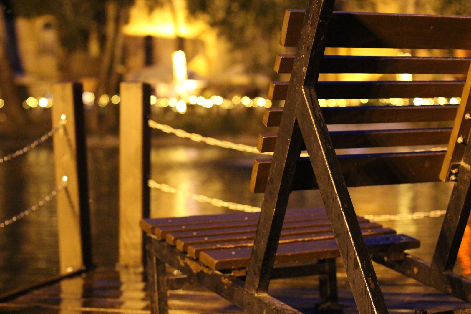 Canon EOS 700D (EOS Rebel T5i / EOS Kiss X7i) + Canon EF 50mm F1.4 USM sample photo. Chair, budapest, chain photography