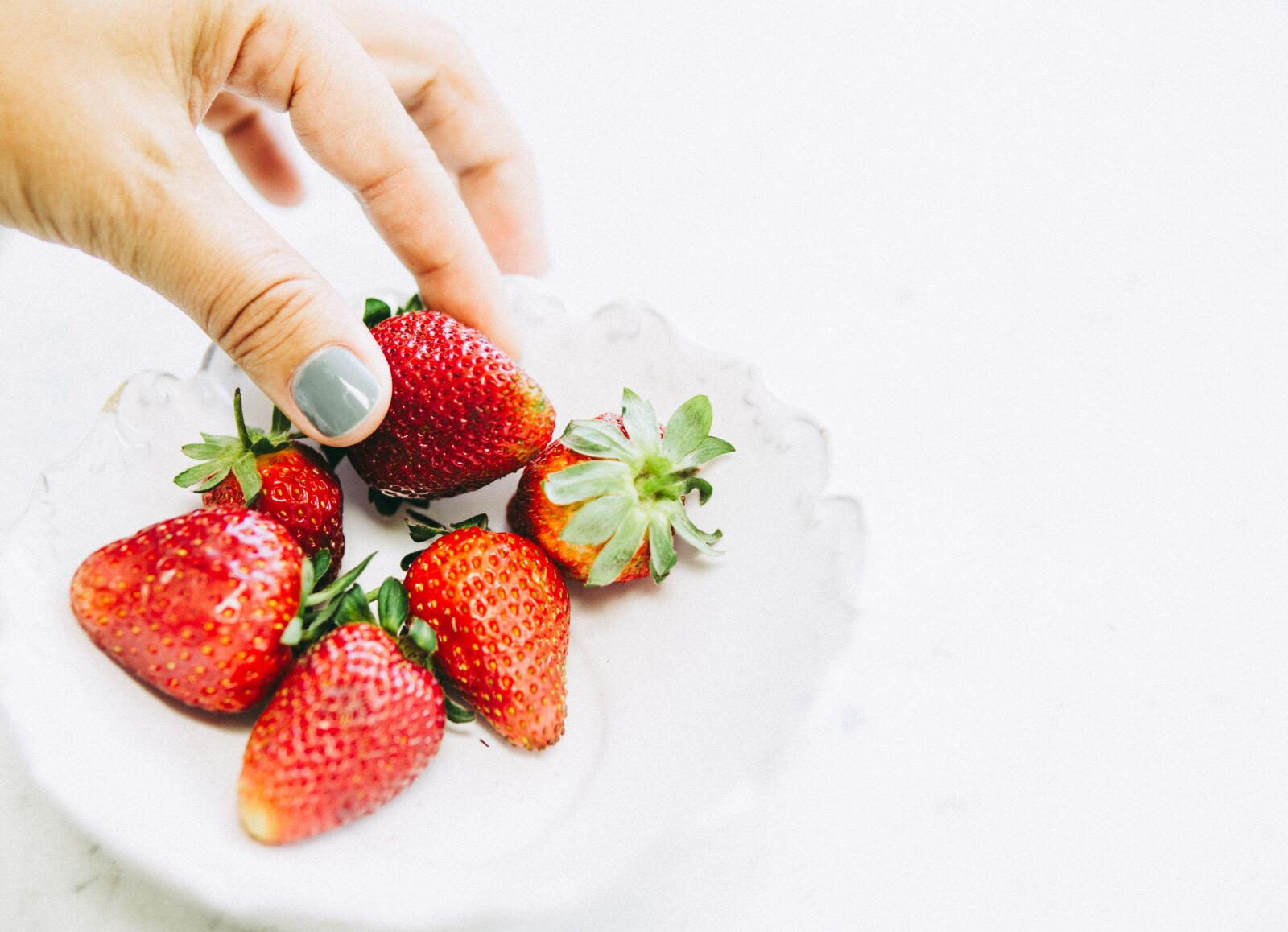 Sony a6000 sample photo. Strawberry, hand, healthy photography