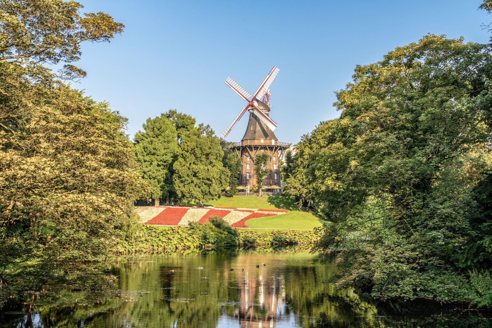 Canon EOS 750D (EOS Rebel T6i / EOS Kiss X8i) sample photo. Bremen, windmill on wall photography