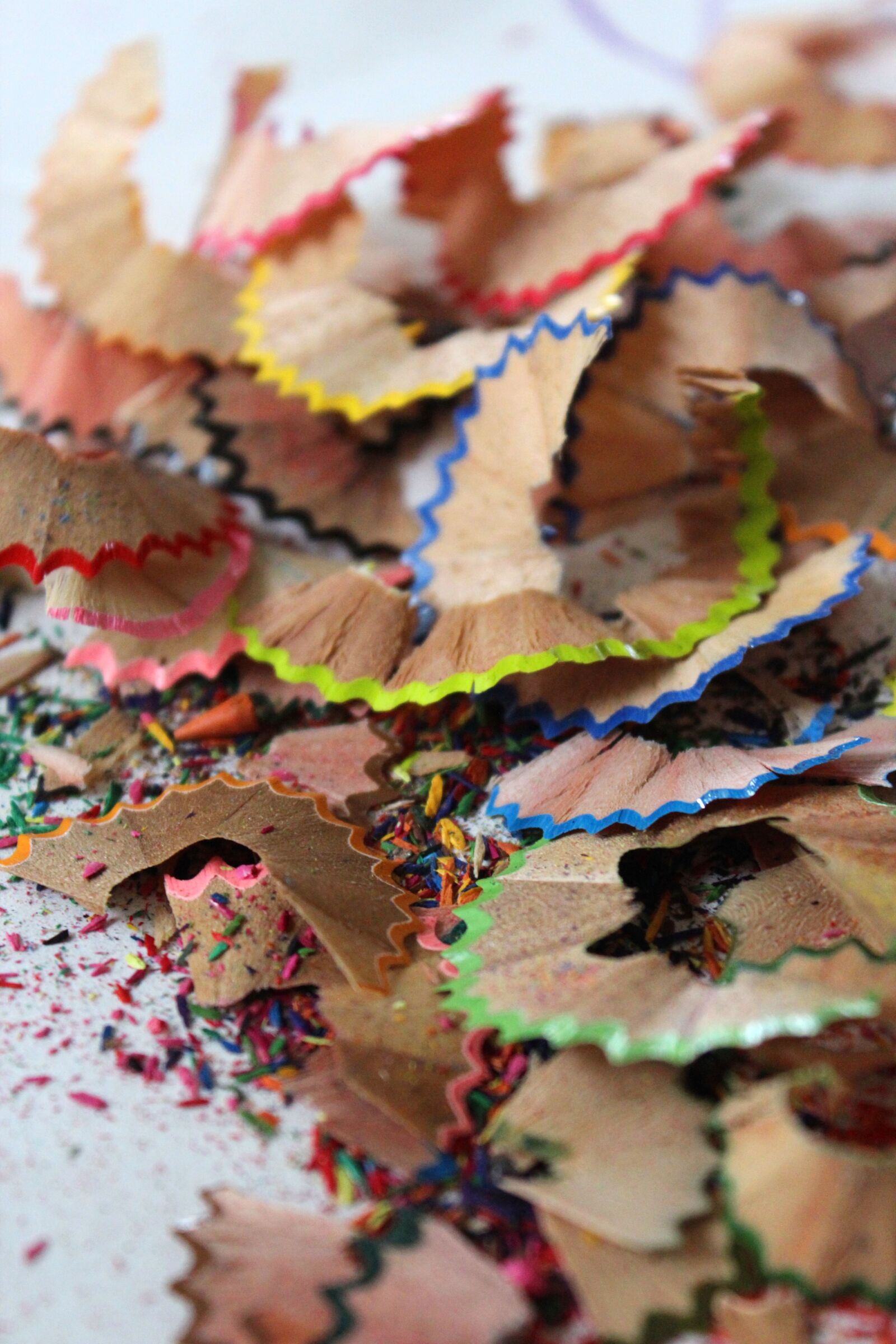 Canon EOS 600D (Rebel EOS T3i / EOS Kiss X5) sample photo. Pencil, pencil shavings, colour photography