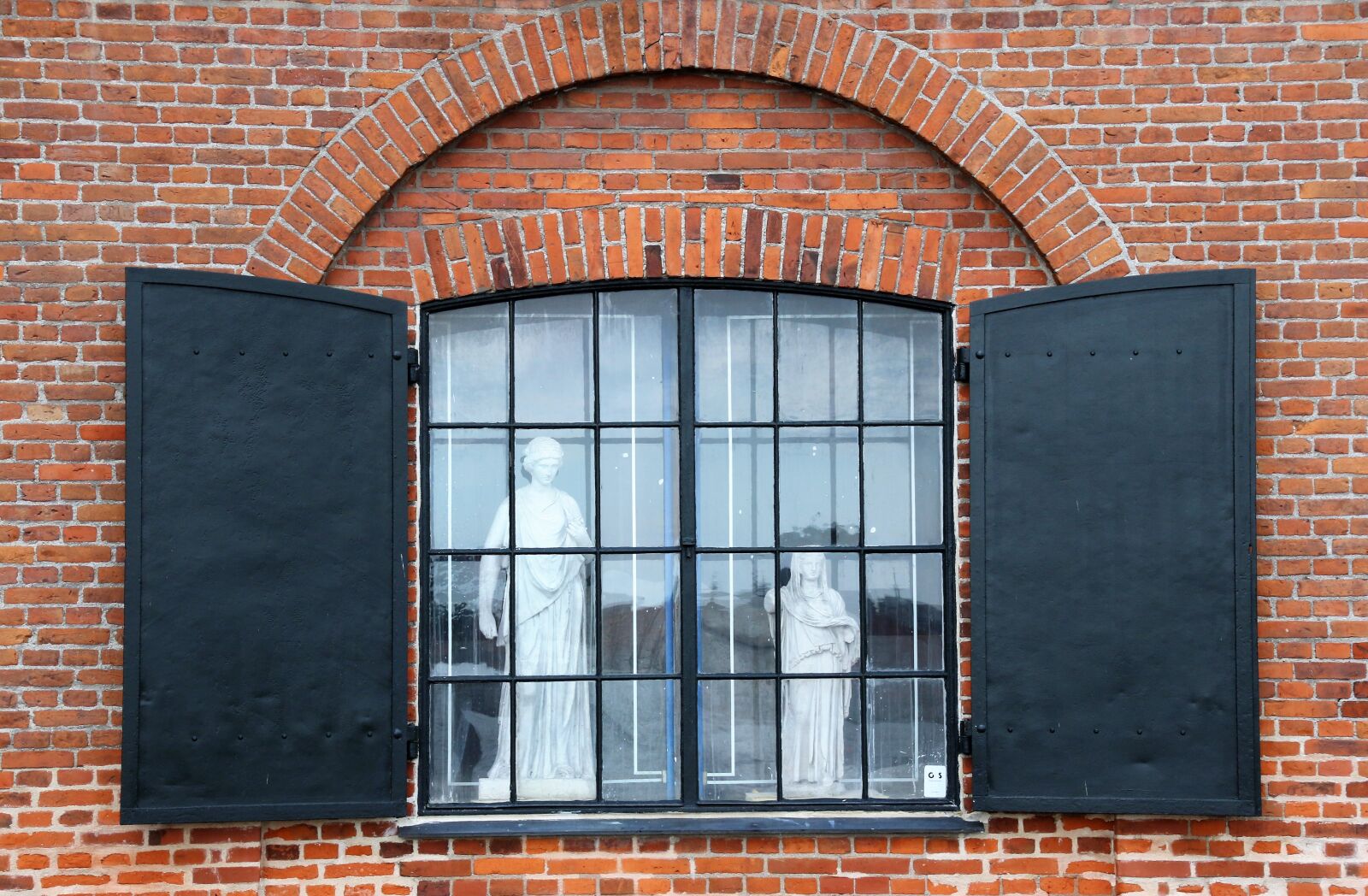 Canon EOS 7D Mark II sample photo. Architecture, background, black, brick photography
