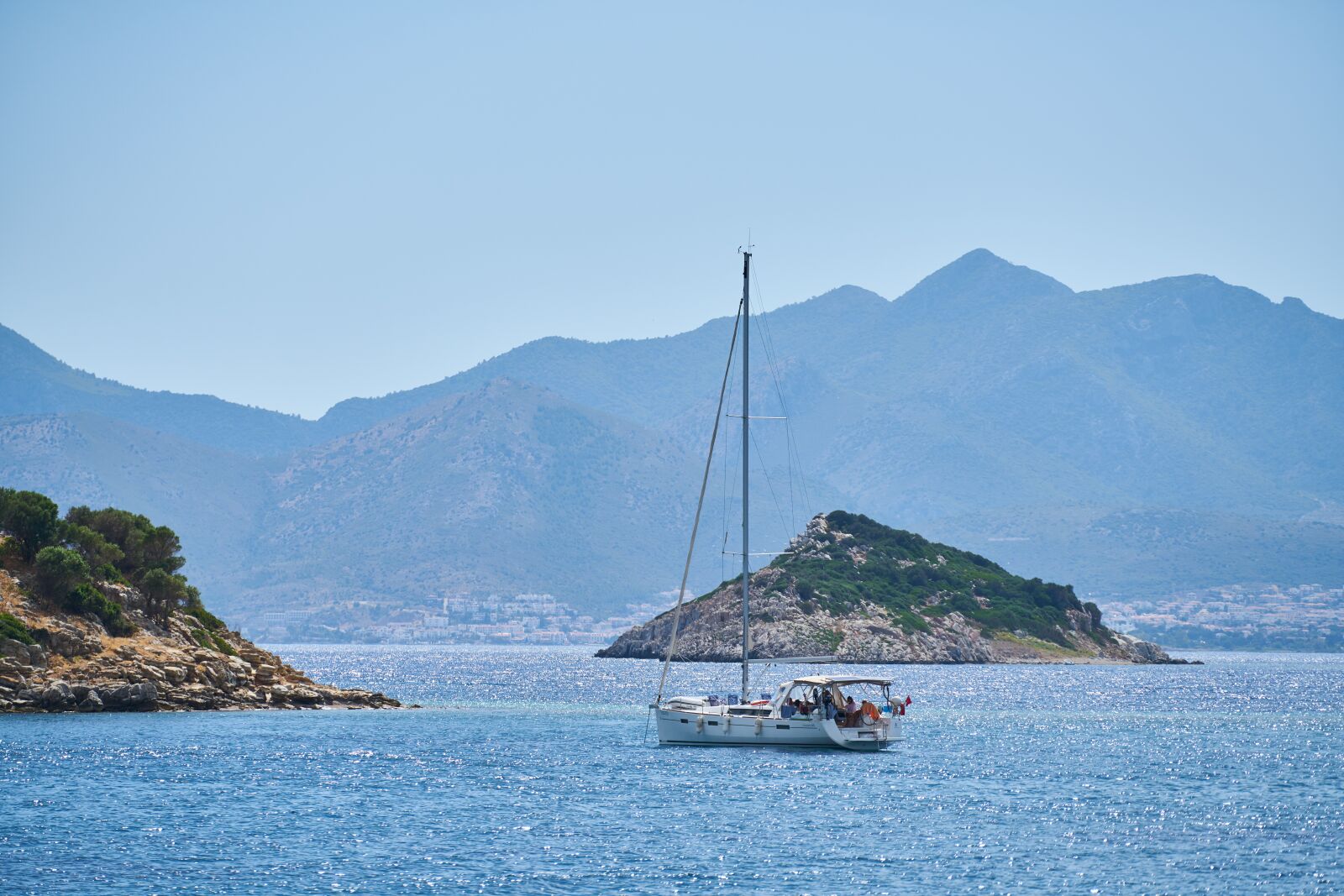 Sony FE 70-200mm F4 G OSS sample photo. Sailboat, boat, marine photography