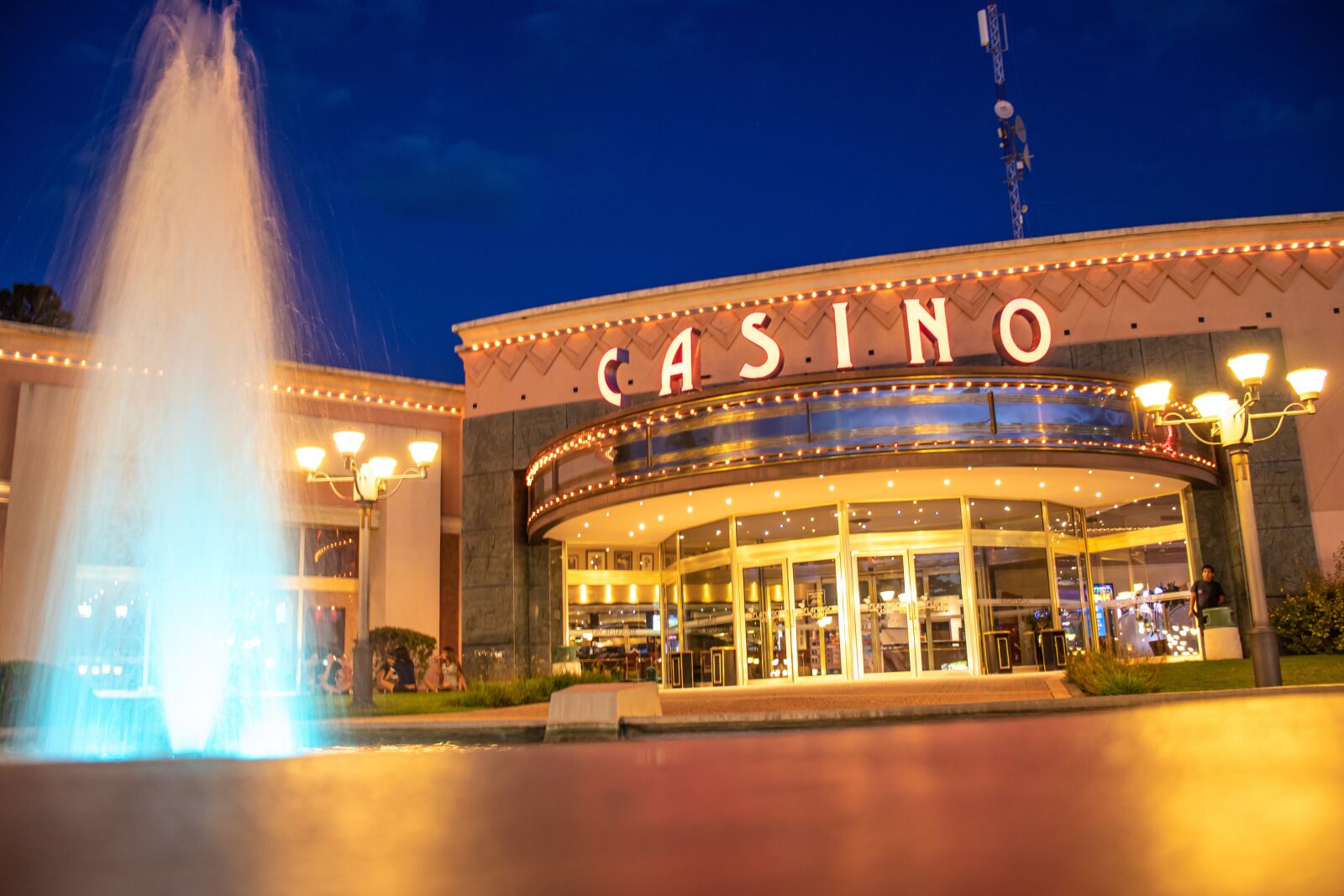 Canon EOS 200D (EOS Rebel SL2 / EOS Kiss X9) sample photo. Casino, water source, agua photography
