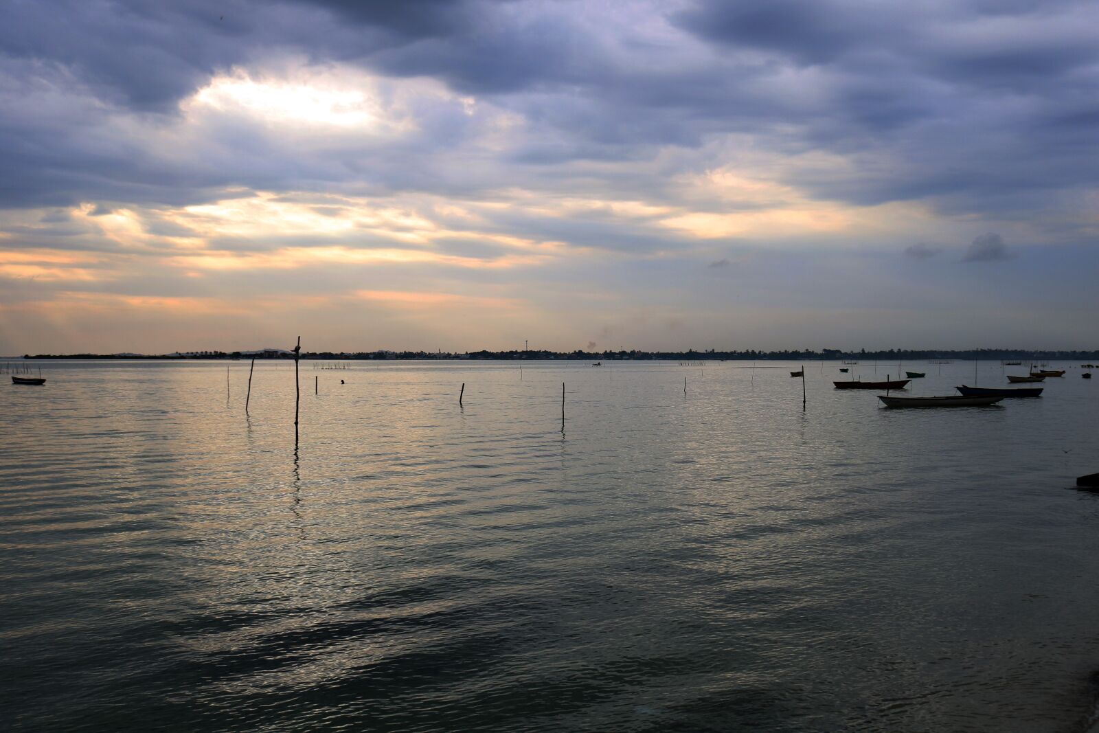 Canon EOS 750D (EOS Rebel T6i / EOS Kiss X8i) sample photo. Body of water, dawn photography