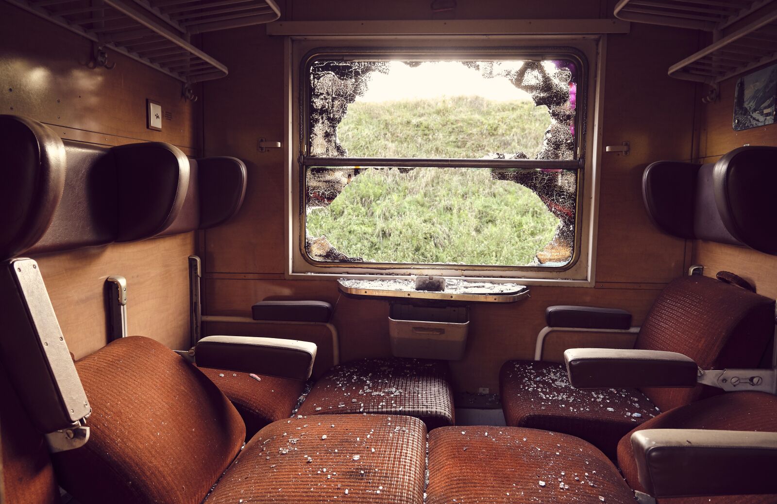 Fujifilm XF 18-55mm F2.8-4 R LM OIS sample photo. Zugabteil, seats, window photography