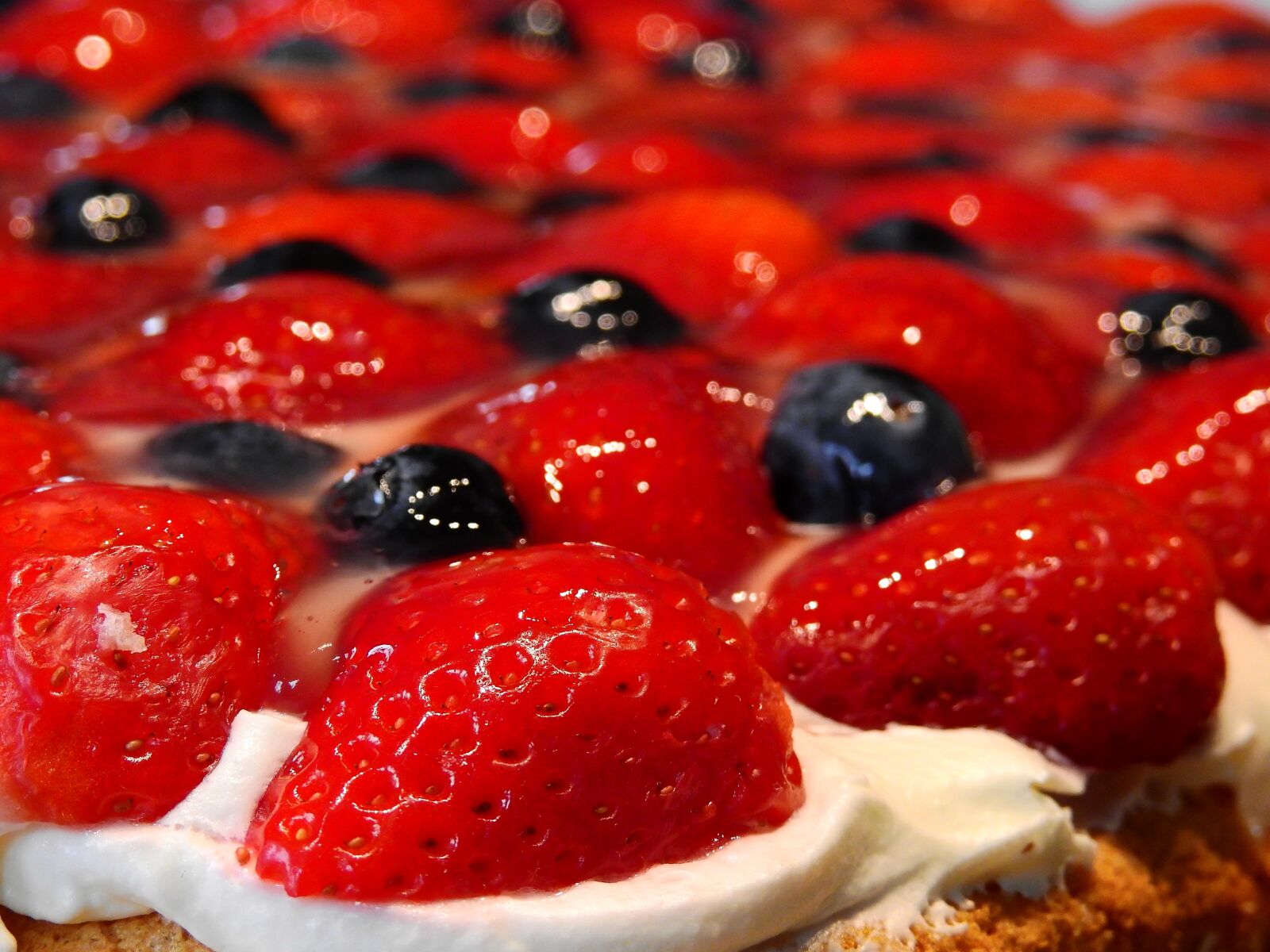 Nikon Coolpix P900 sample photo. Cake, eat, dine photography