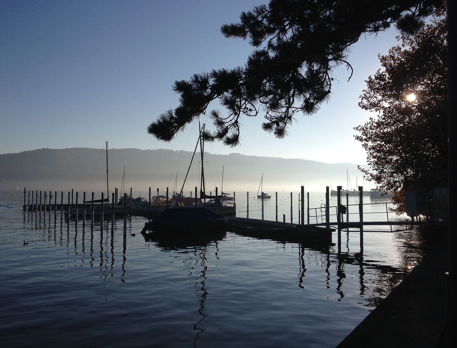iPhone 4S back camera 4.28mm f/2.4 sample photo. Water, autumn mood, fog photography