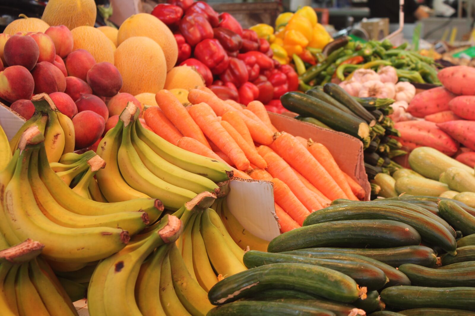 Canon EOS 550D (EOS Rebel T2i / EOS Kiss X4) sample photo. Fruits, banana, market photography