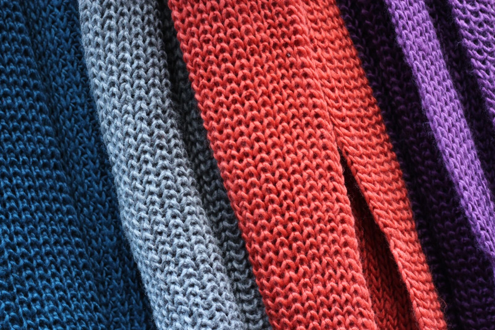 Canon EOS 600D (Rebel EOS T3i / EOS Kiss X5) + Canon EF 50mm F1.8 II sample photo. Wool, knit, hand labor photography