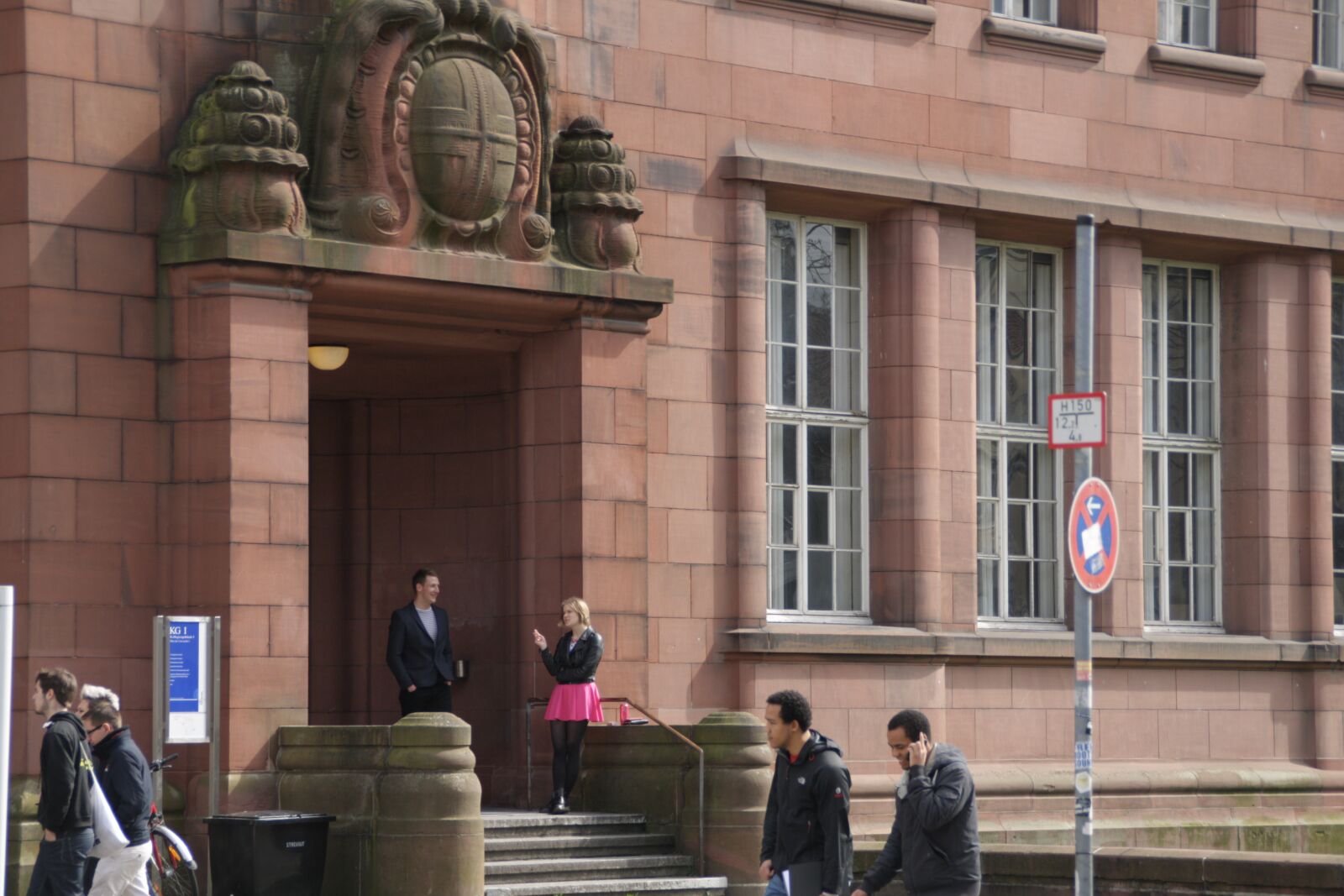 Canon EOS 1000D (EOS Digital Rebel XS / EOS Kiss F) sample photo. University, students, conversation photography
